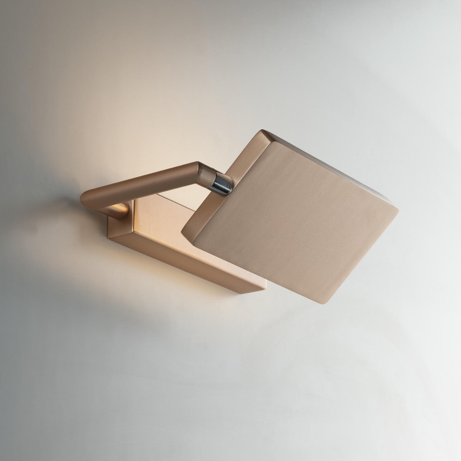 Applique 22,5 cm in alluminio oro e diffusore orientabile