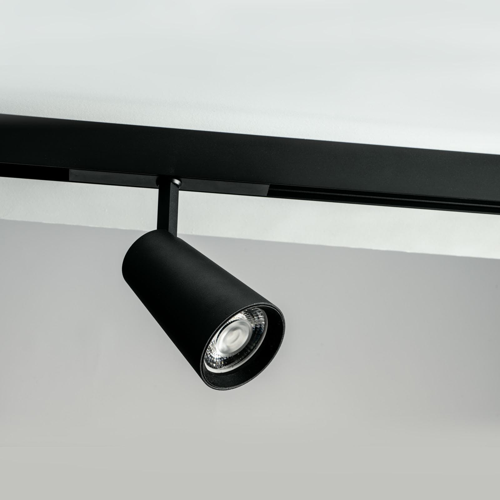 Binario 2 m per montaggio a plafoniera o a sospensione in alluminio nero - Power Light