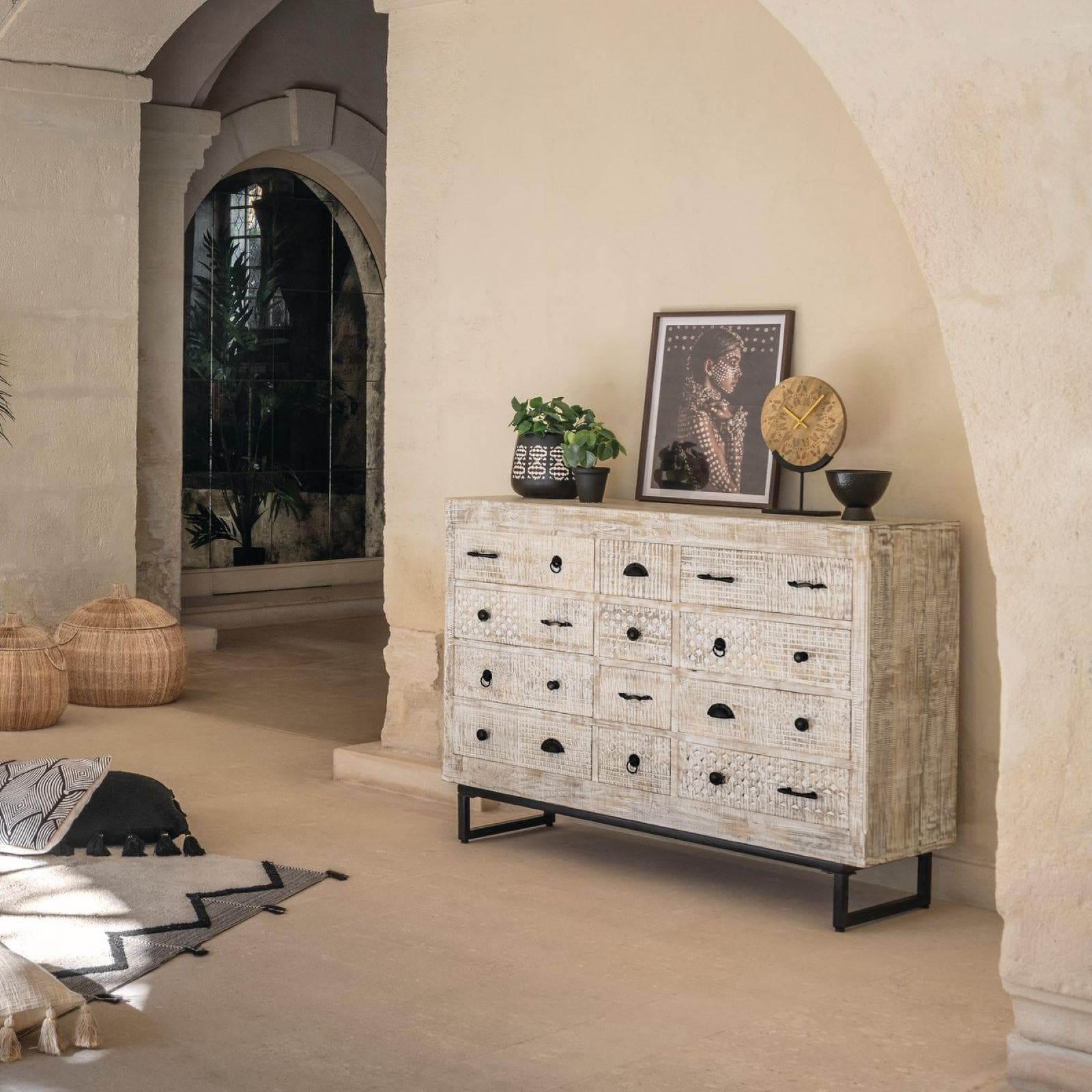 Cassettiera 127x95h cm in legno di mango bianco con 12 cassetti intagliati a mano - Osaka
