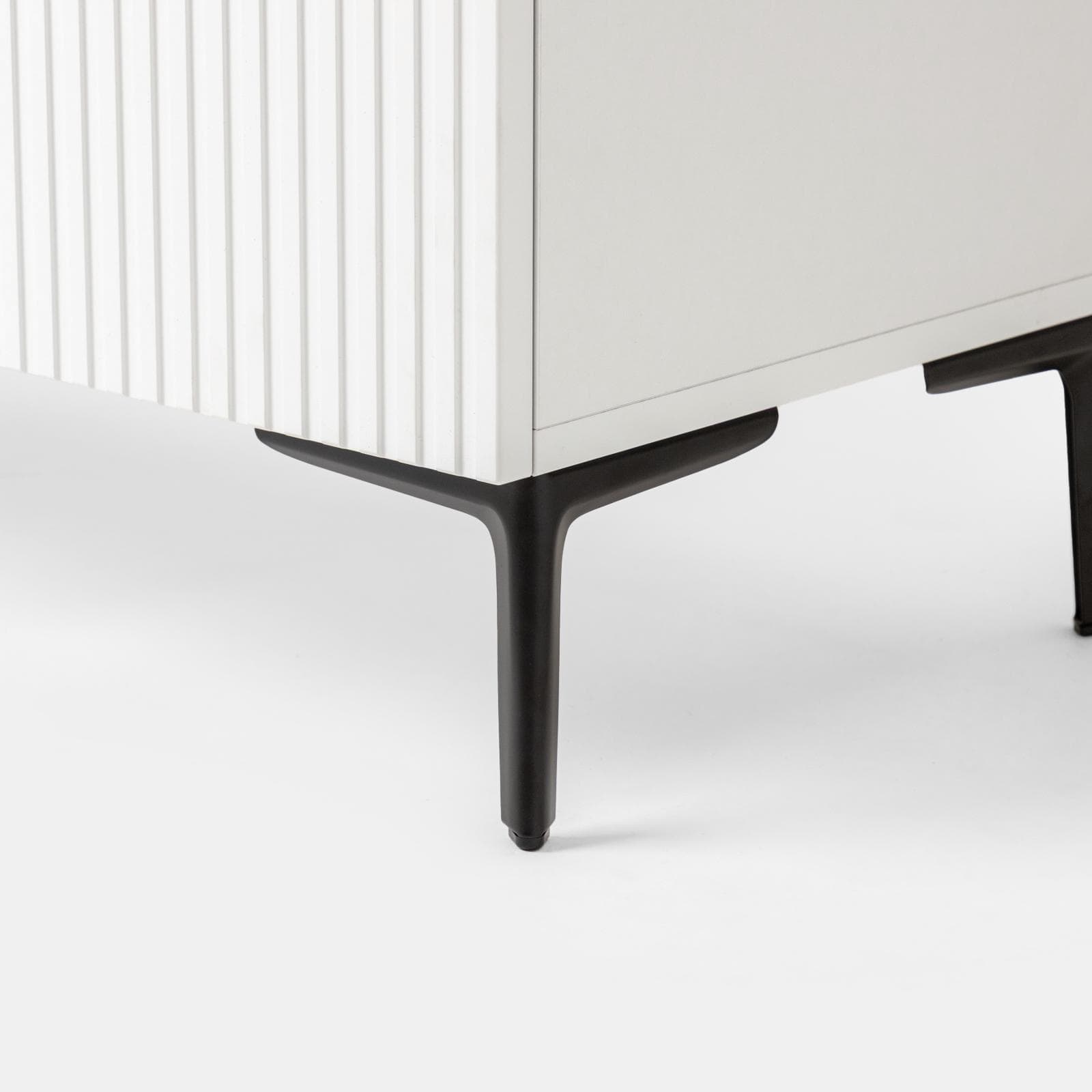 Comodino 45x55h cm bianco con anta cannettata reversibile e piedi in metallo nero - Judith