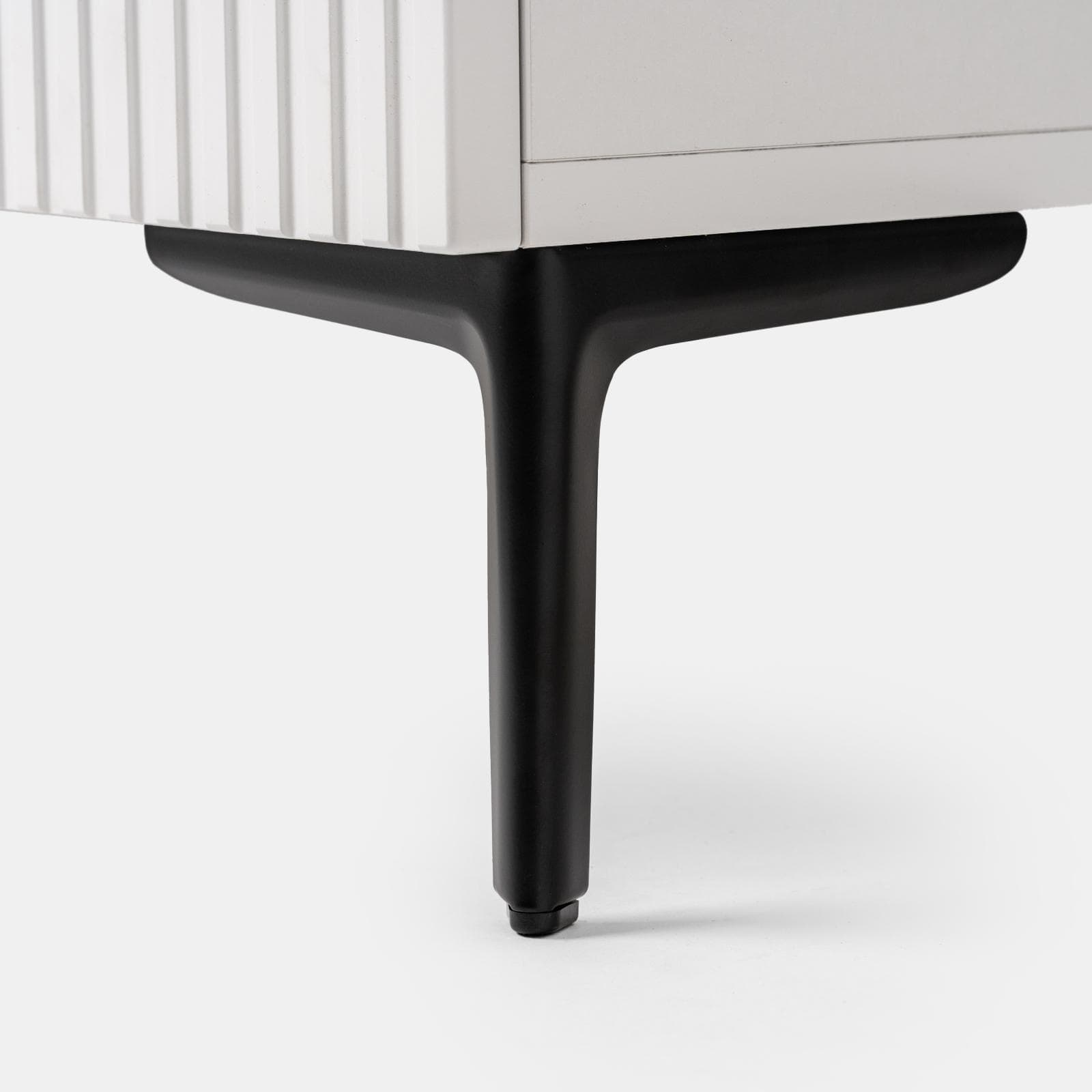 Comodino 45x55h cm bianco con anta cannettata reversibile e piedi in metallo nero - Judith