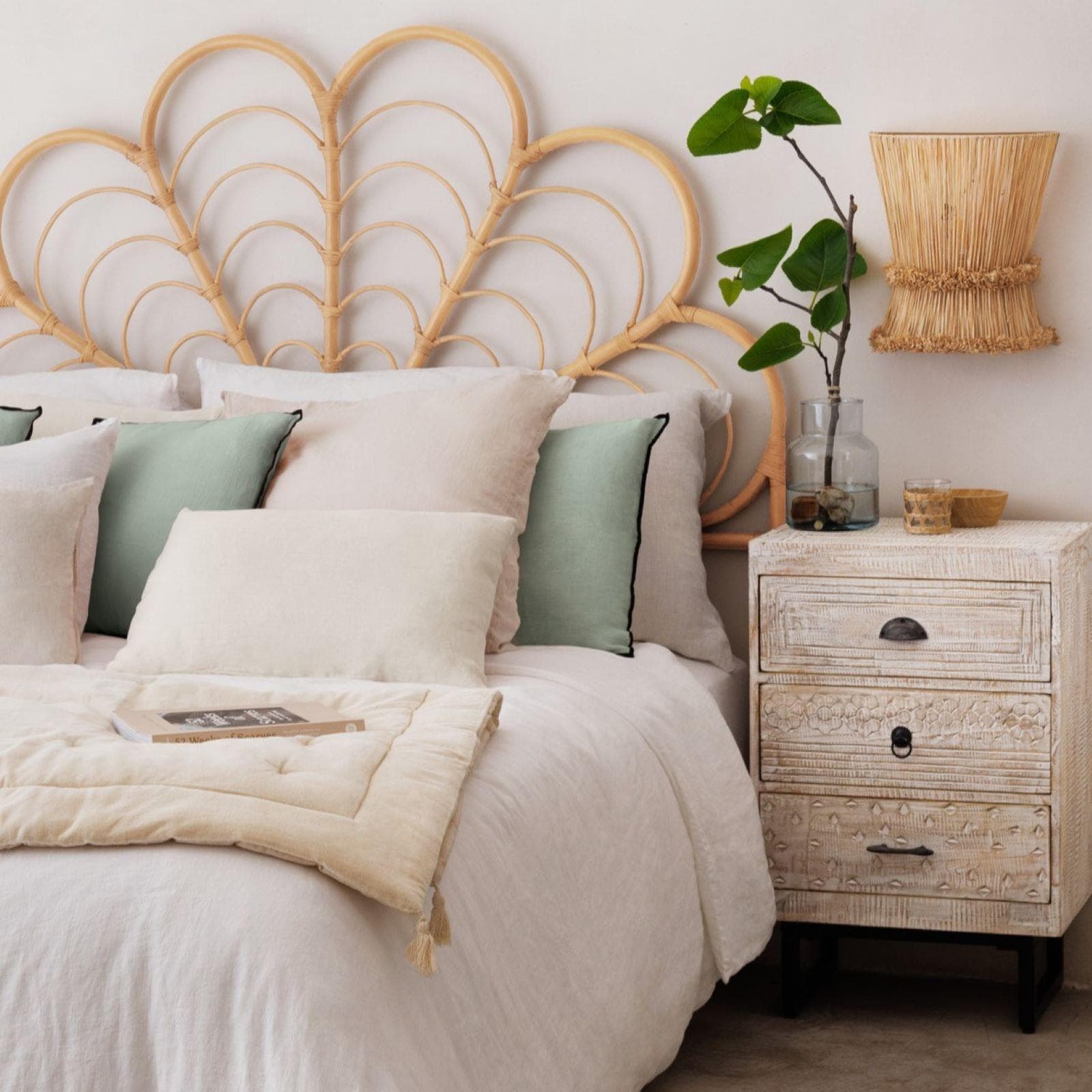 Comodino 50x74h cm in legno di mango bianco con 3 cassetti intagliati a mano - Osaka