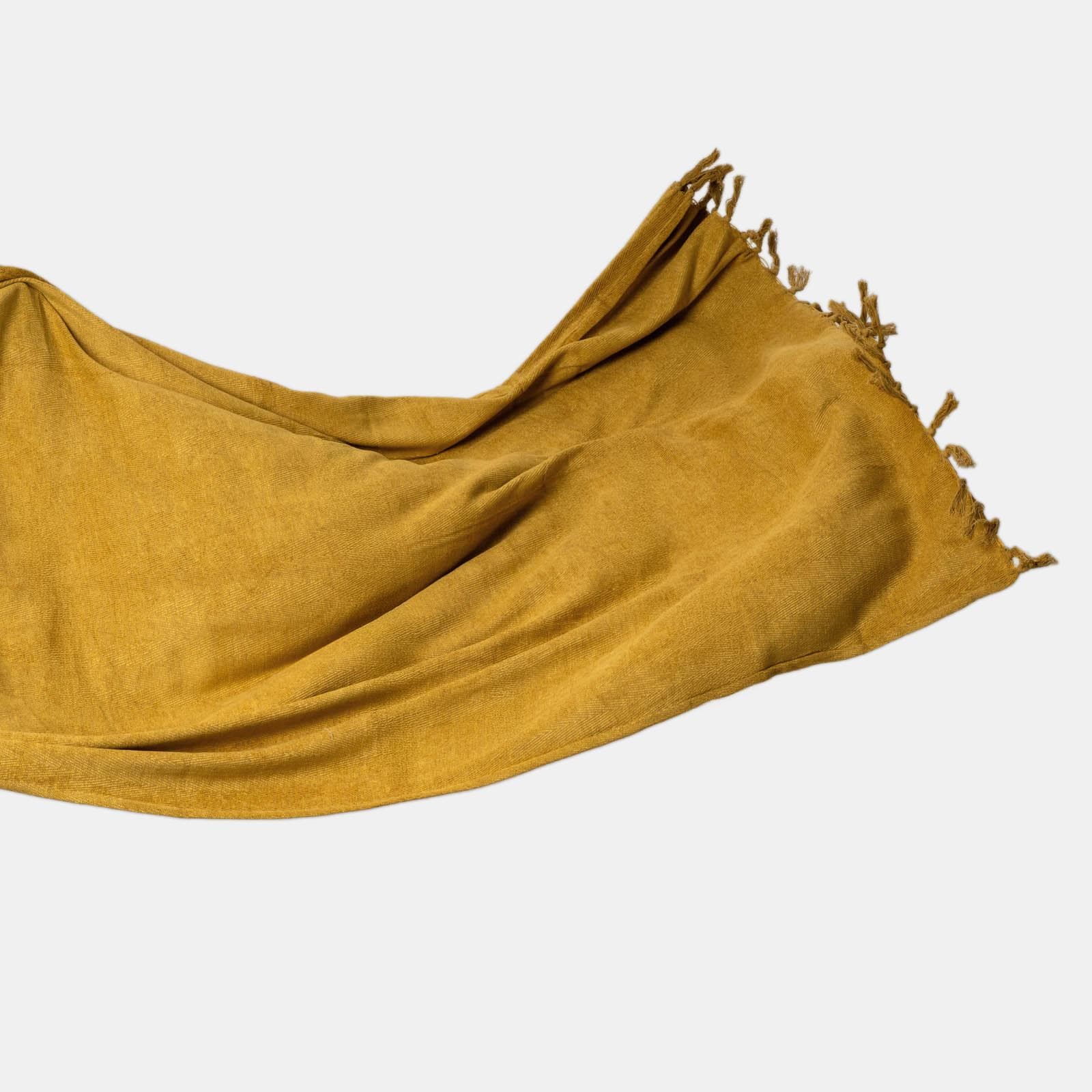 Copriletto 130x170 cm in tessuto senape con frange