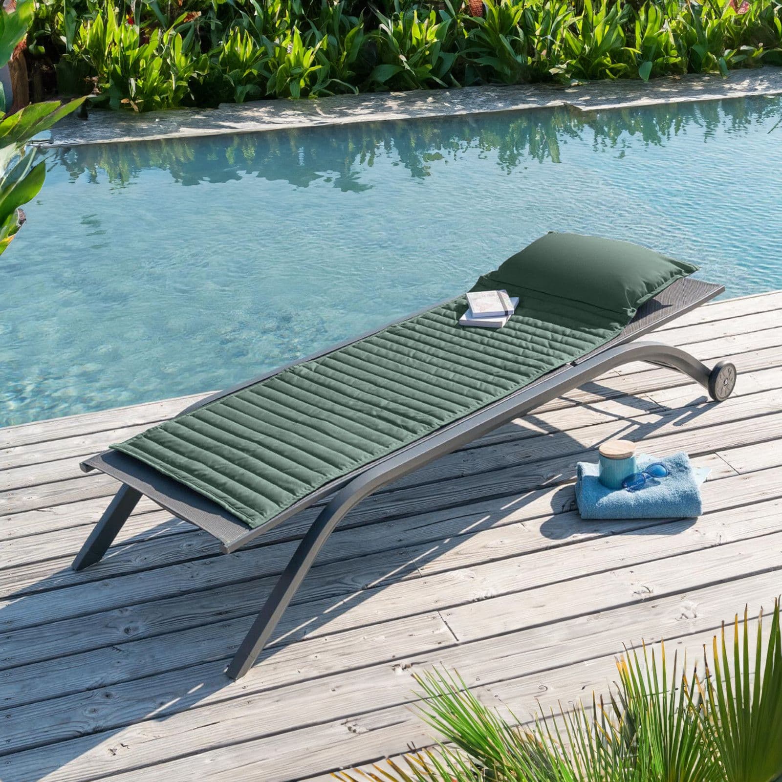 Cuscino arrotolabile per lettino prendisole 180x60 cm con poggiatesta in poliestere verde giada - Maurilio