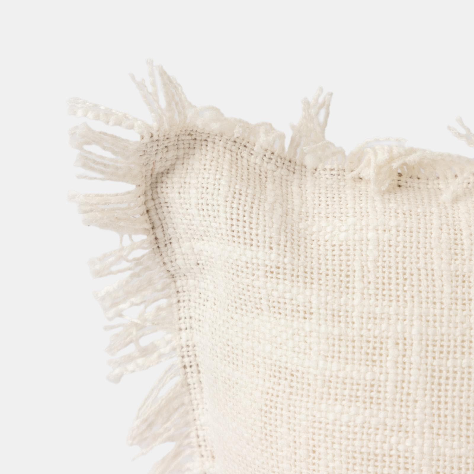 Cuscino sfoderabile 45x45 panna in bouclé con frange
