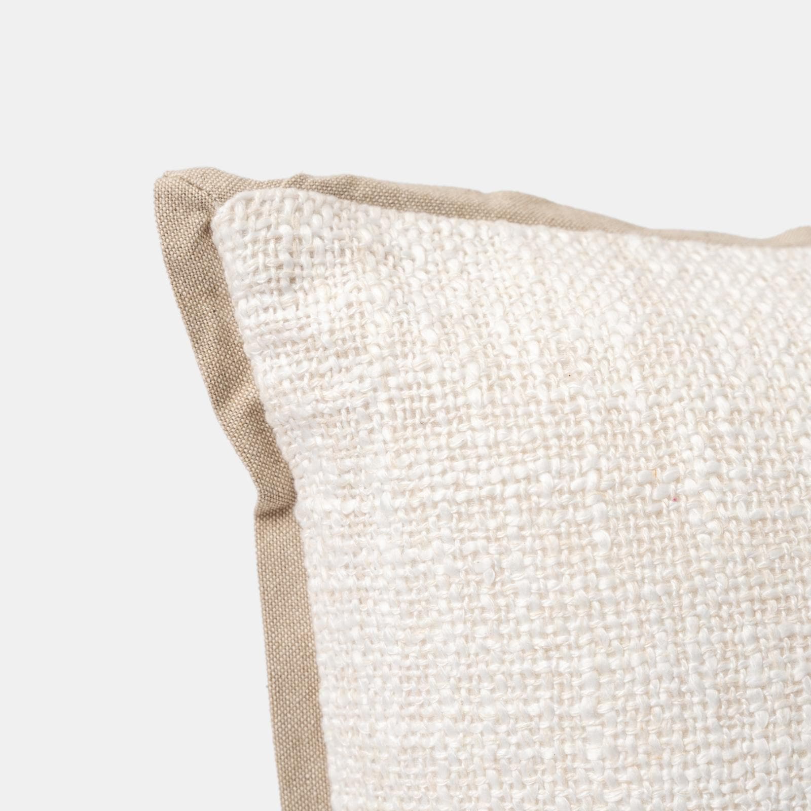 Cuscino sfoderabile 45x45 cm off white in bouclé con bordino