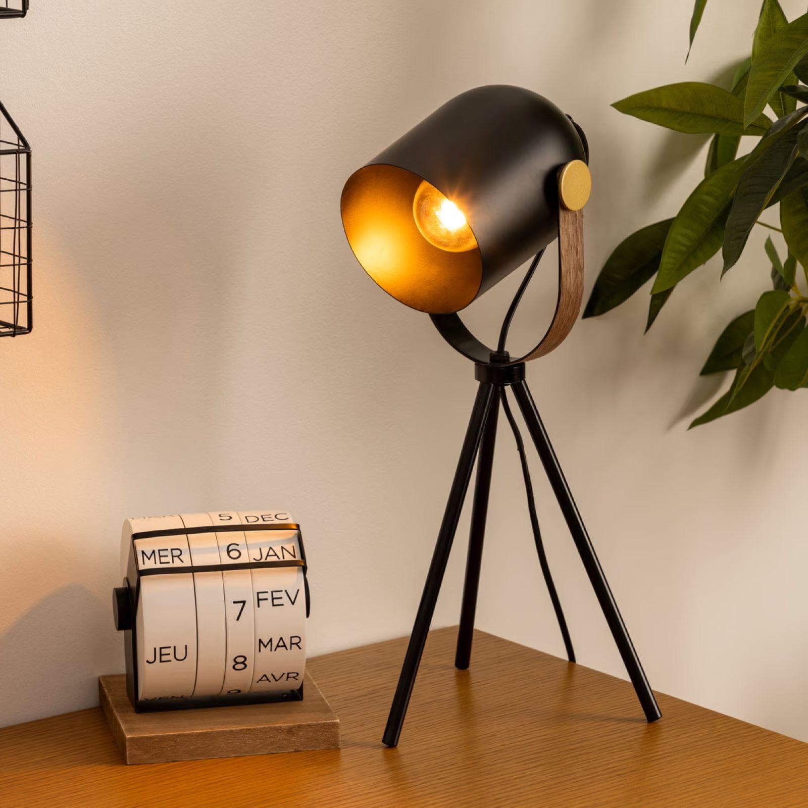 Lampada da tavolo 45h cm treppiede in metallo nero ed effetto legno