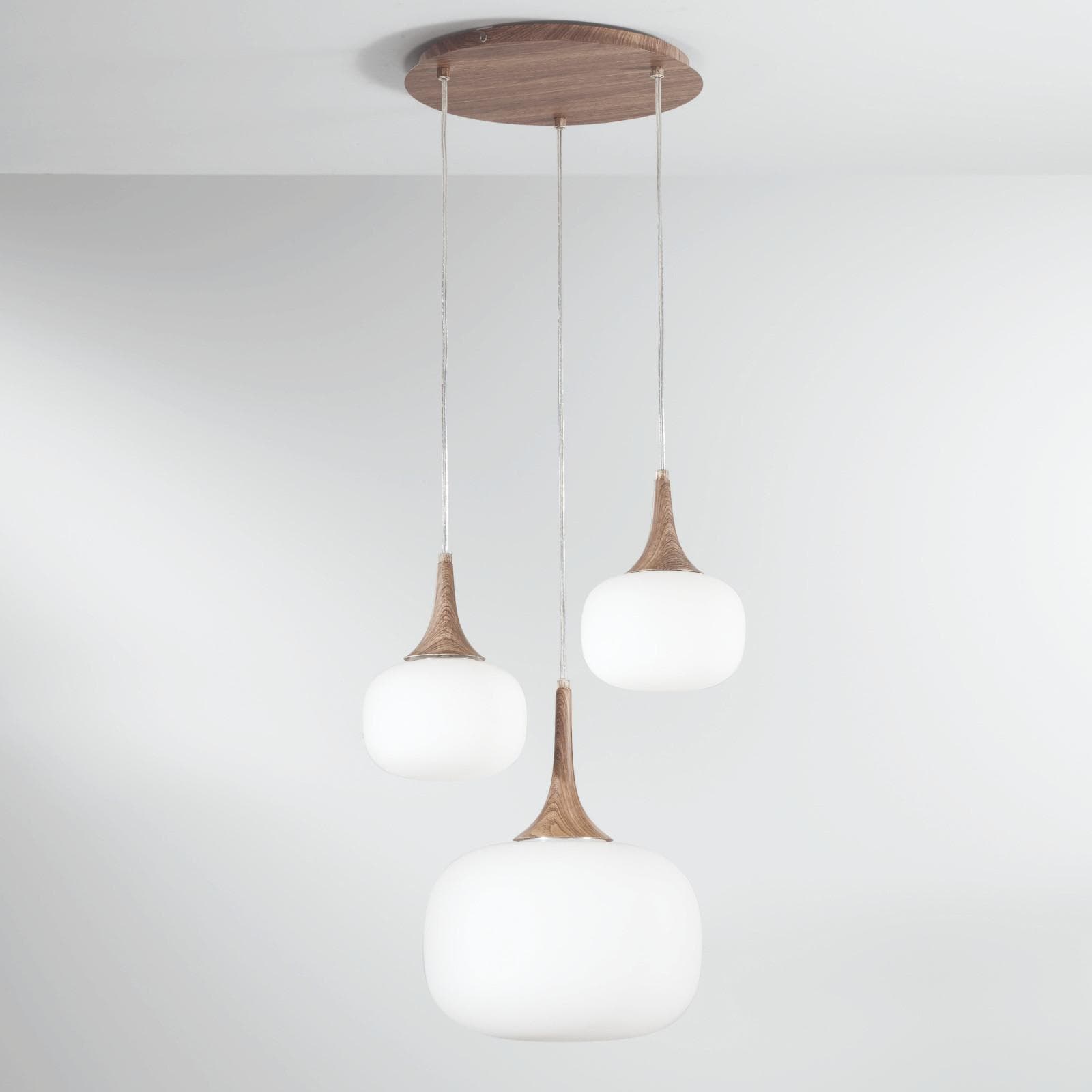Lampada sospesa multipla 150x39 cm in metallo con diffusore in vetro opale bianco