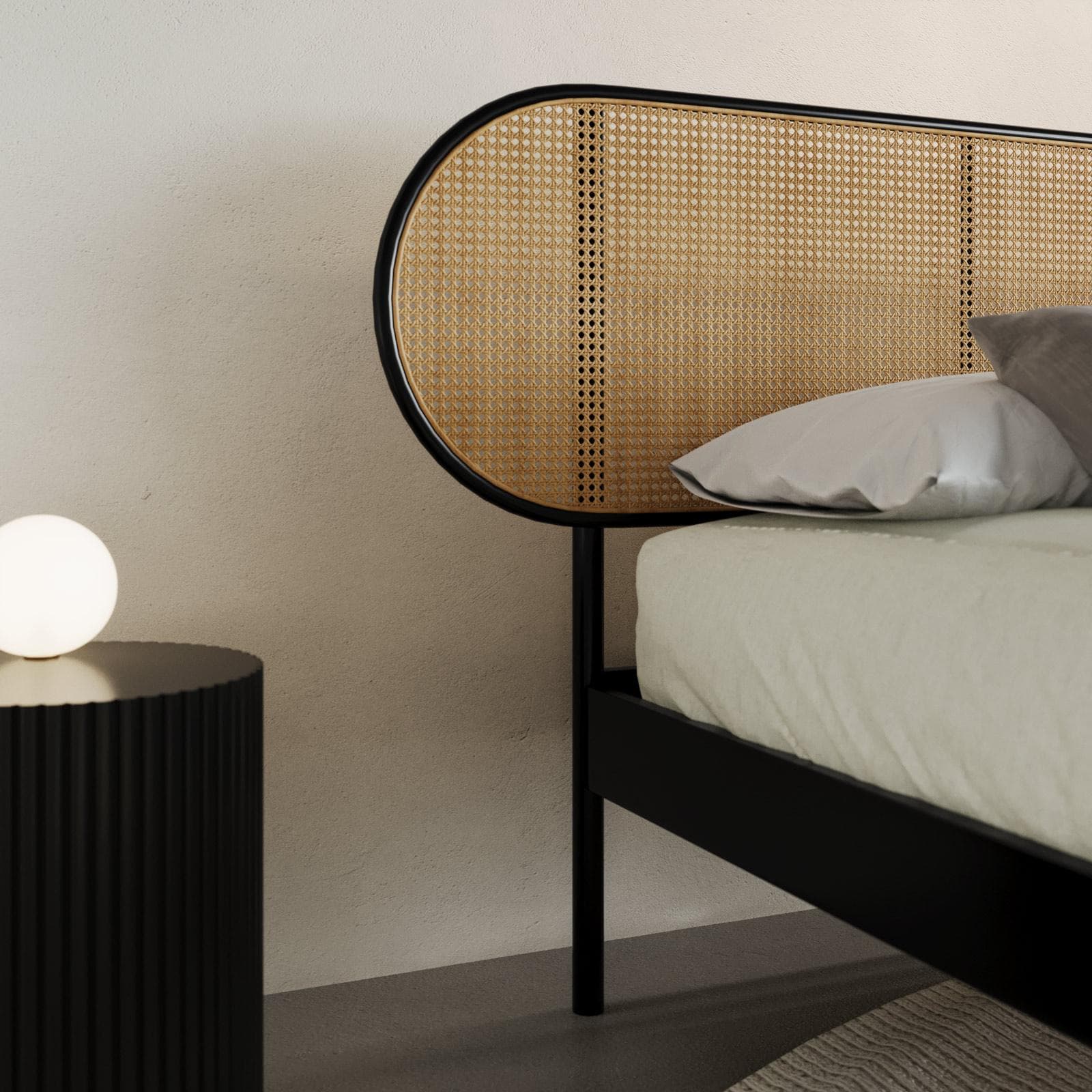 Letto matrimoniale 160x200 cm con struttura in metallo nero e testata tondeggiante effetto paglia di Vienna - Alaric