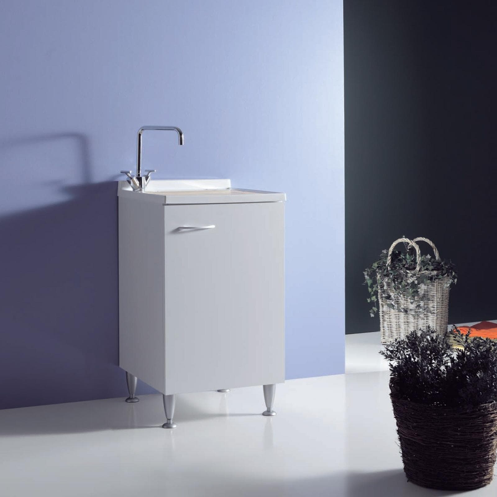 Mobile lavatoio bianco 45x60 cm con vasca in polipropilene asse in legno e kit di scarico acqua