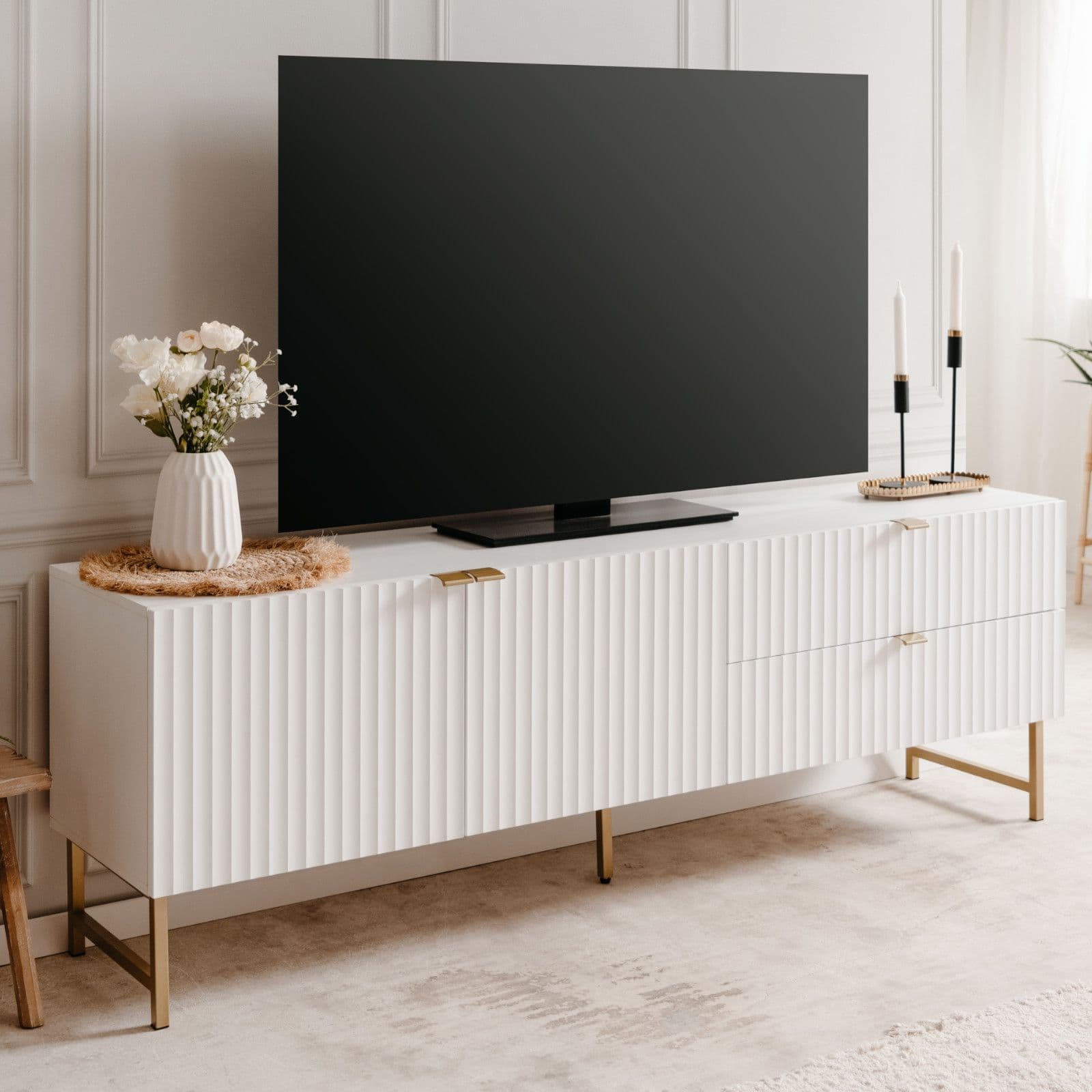 Mobile porta tv 179x61h cm in legno bianco cannettato con gambe oro - Hora