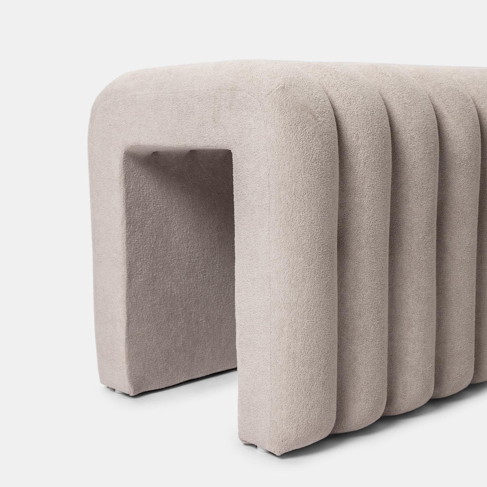 Panca 80x48 cm design ad arco in tessuto micro teddy grigio chiaro - Rudy