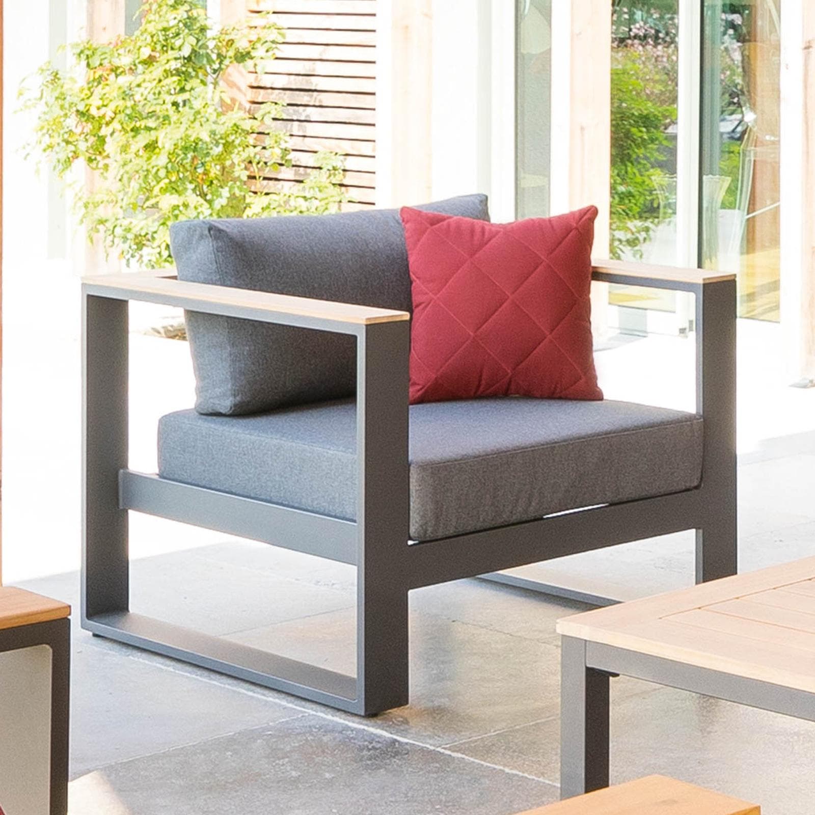 Poltrona da giardino in alluminio grafite con braccioli in legno d'acacia e cuscini - Ariona