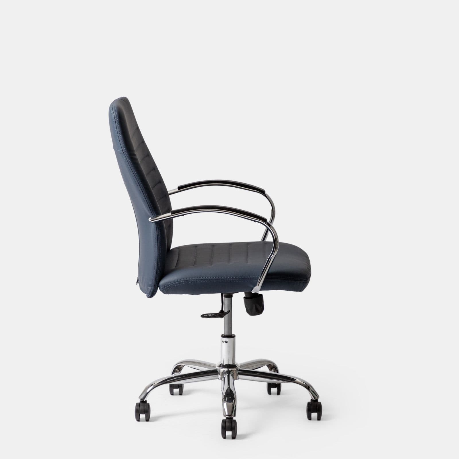 Poltrona da ufficio girevole in similpelle blu con struttura cromo - Supra