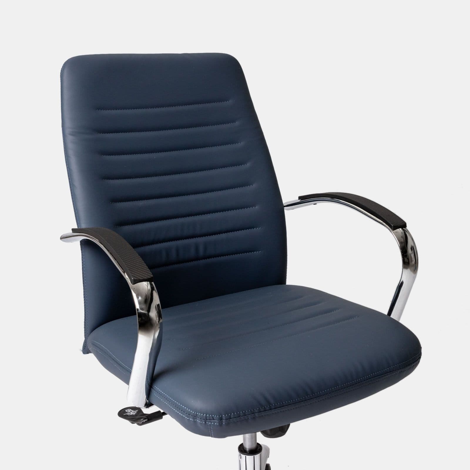 Poltrona da ufficio girevole in similpelle blu con struttura cromo - Supra