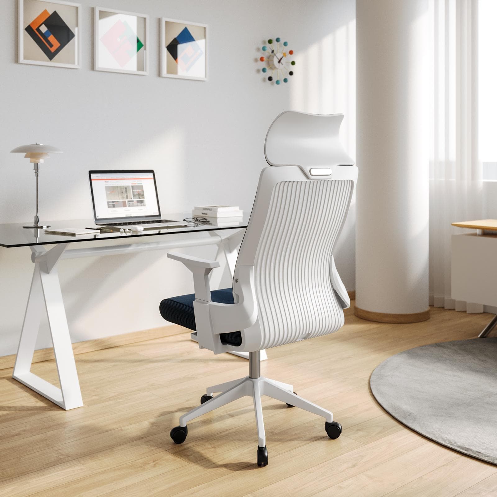 Poltrona da ufficio girevole in tessuto mesh blu con poggiatesta e braccioli bianchi - Solace