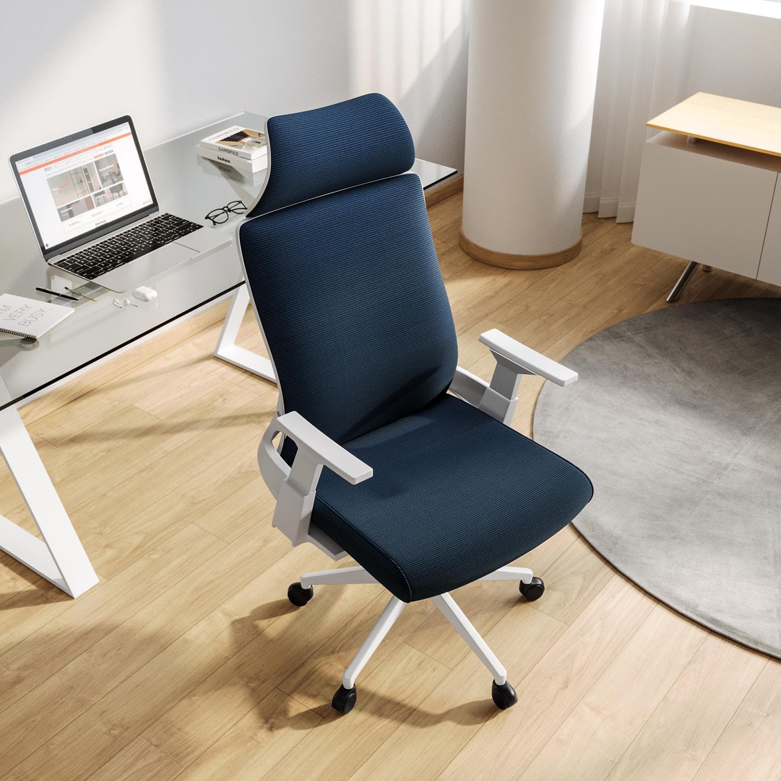 Poltrona da ufficio girevole in tessuto mesh blu con poggiatesta e braccioli bianchi - Solace