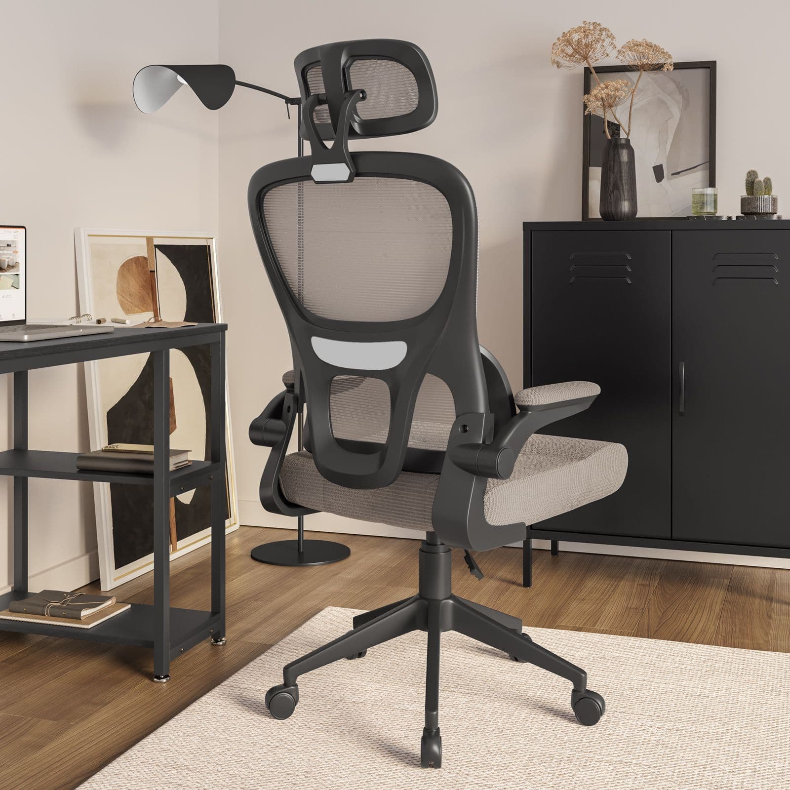 Poltrona da ufficio girevole in tessuto mesh grigio chiaro con supporto lombare e braccioli ribaltabili - Kansi