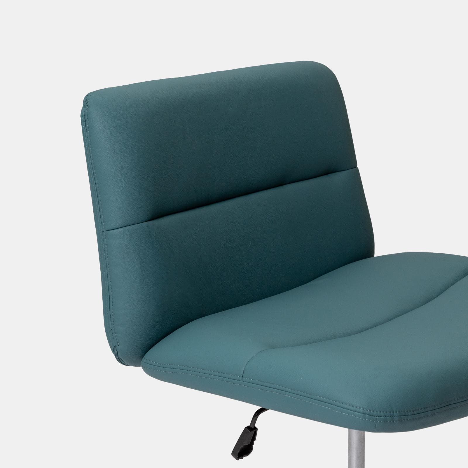 Poltrona girevole da ufficio in similpelle blu petrolio con base in metallo nero - Lexie