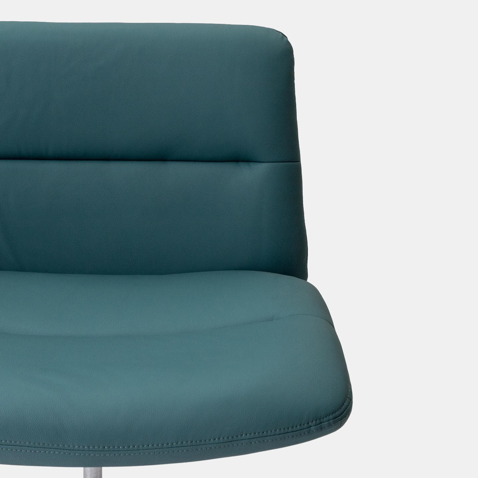 Poltrona girevole da ufficio in similpelle blu petrolio con base in metallo nero - Lexie