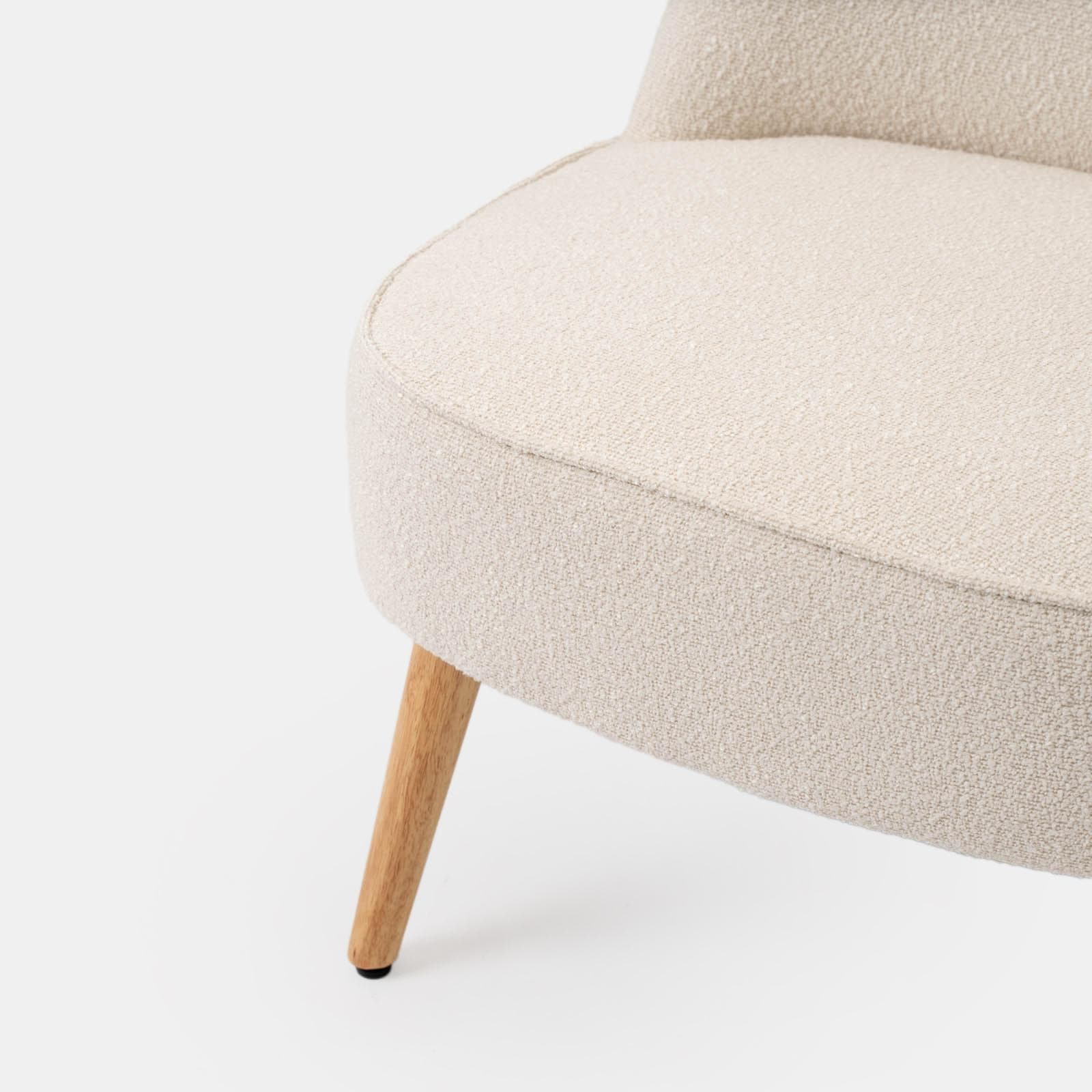 Poltrona in bouclé crema con gambe in legno - Dirla