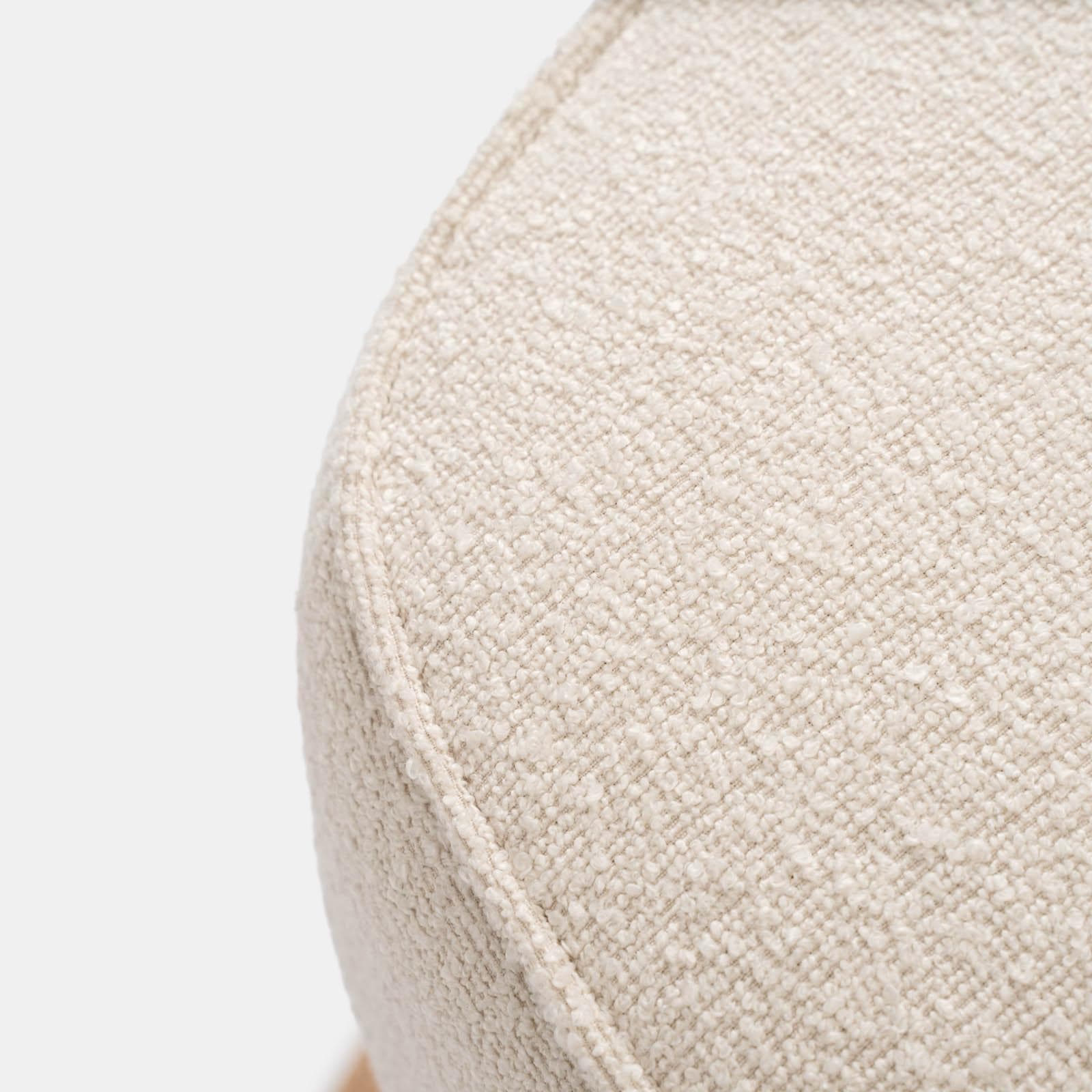 Poltrona in bouclé crema con gambe in legno - Dirla