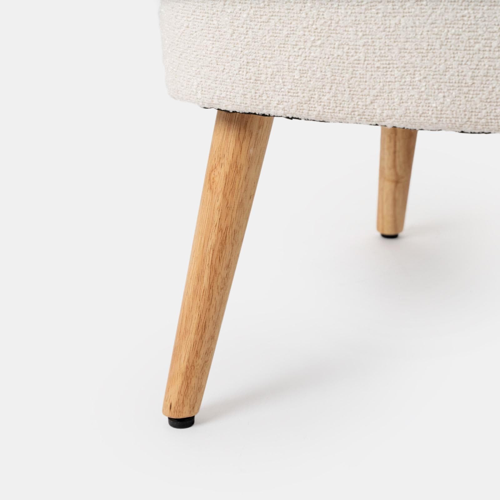Poltrona in bouclé crema con gambe in legno - Dirla