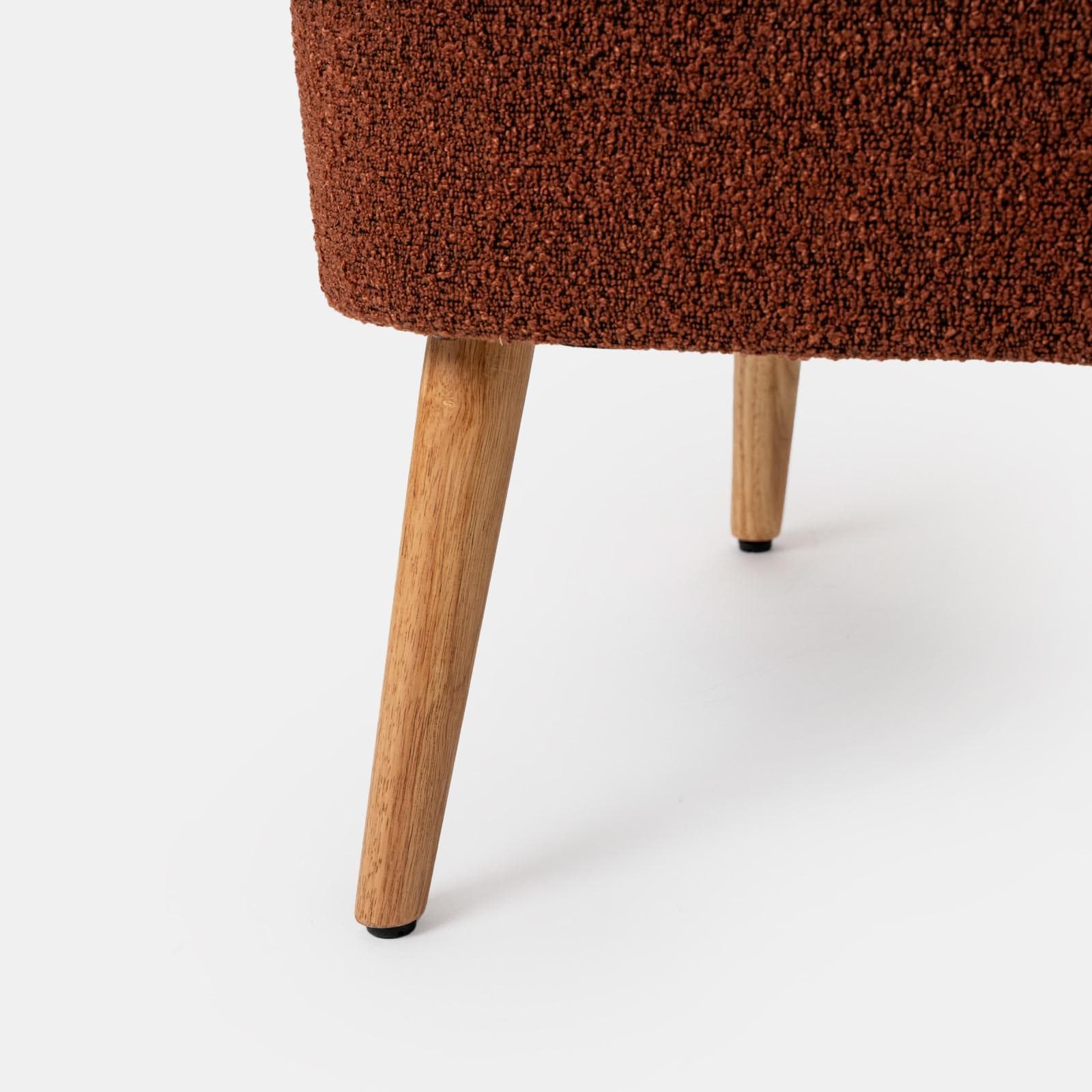 Poltrona in bouclé terracotta con gambe in legno - Dirla