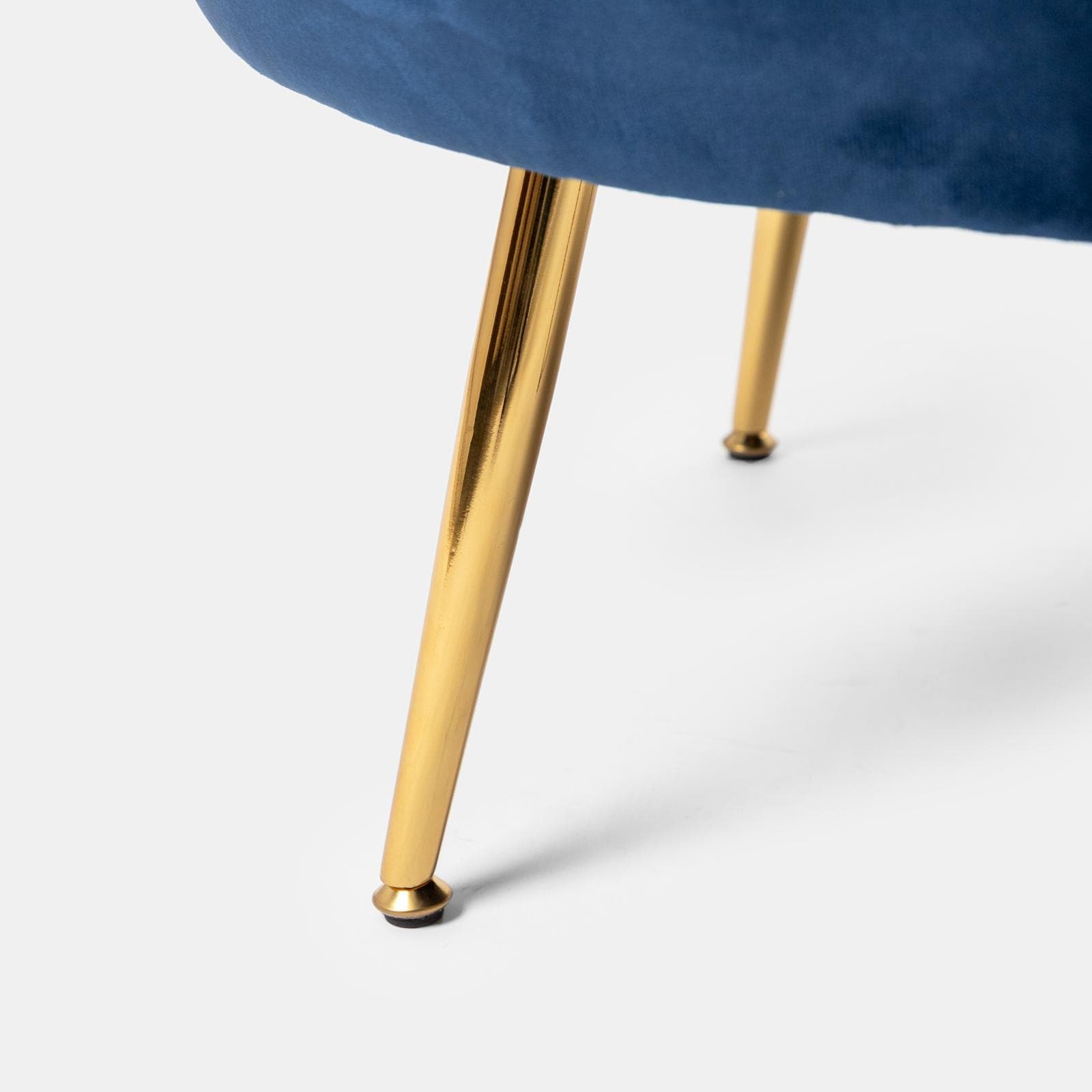 Poltrona conchiglia in velluto blu con seduta imbottita e gambe oro - Snob