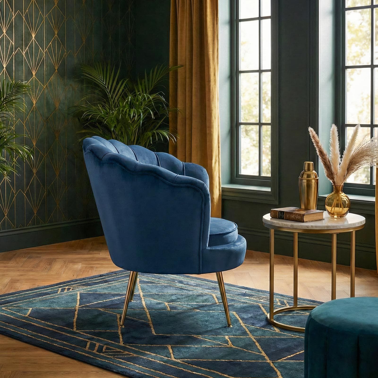 Poltrona conchiglia in velluto blu con seduta imbottita e gambe oro - Snob