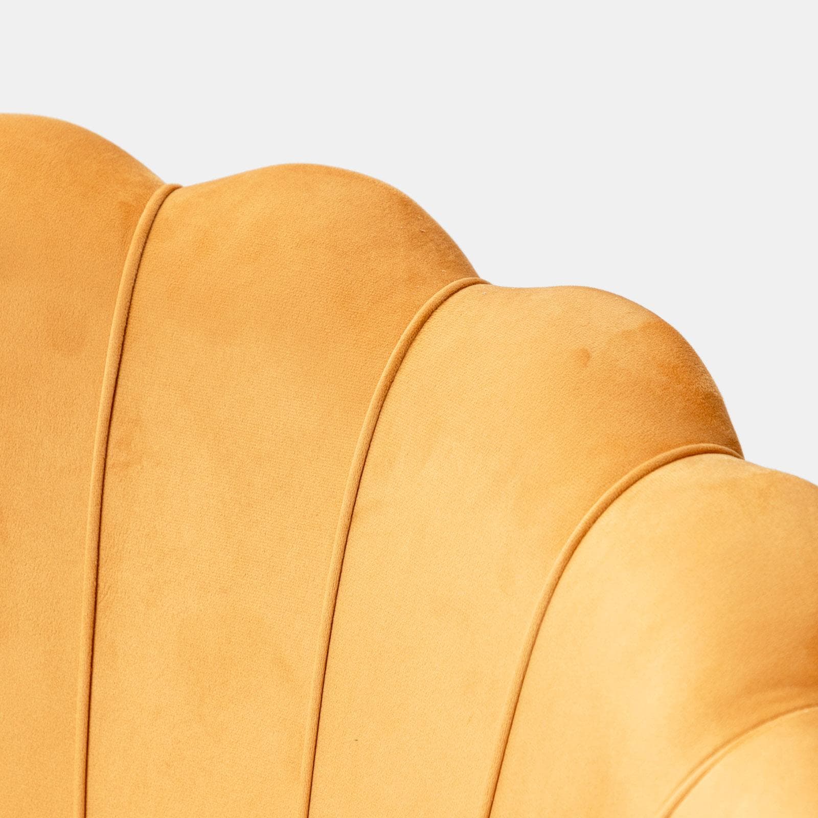 Poltrona conchiglia in velluto senape con seduta imbottita e gambe cromo - Snob