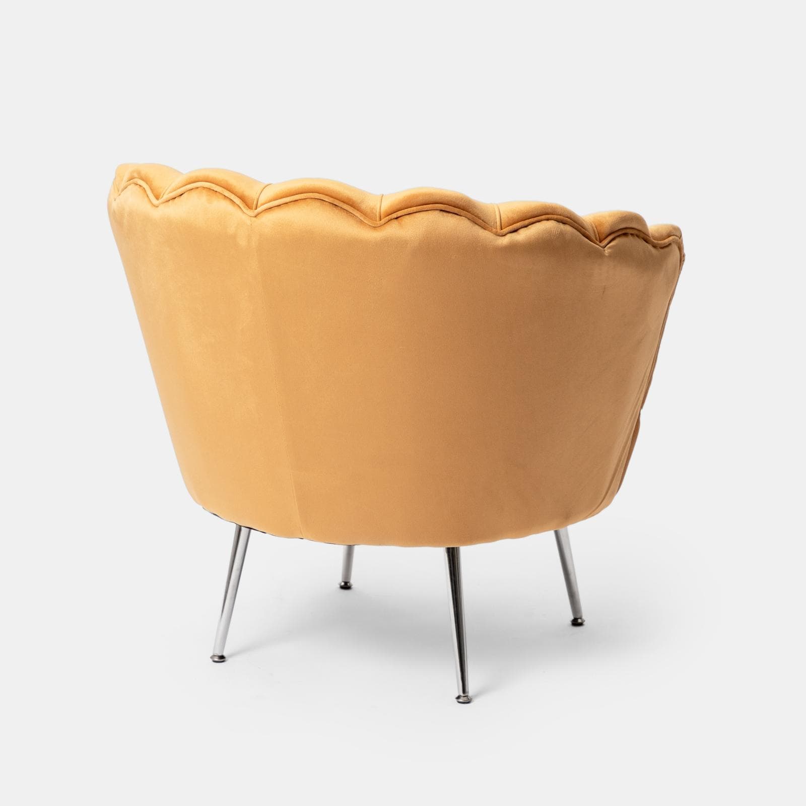 Poltrona conchiglia in velluto senape con seduta imbottita e gambe cromo - Snob