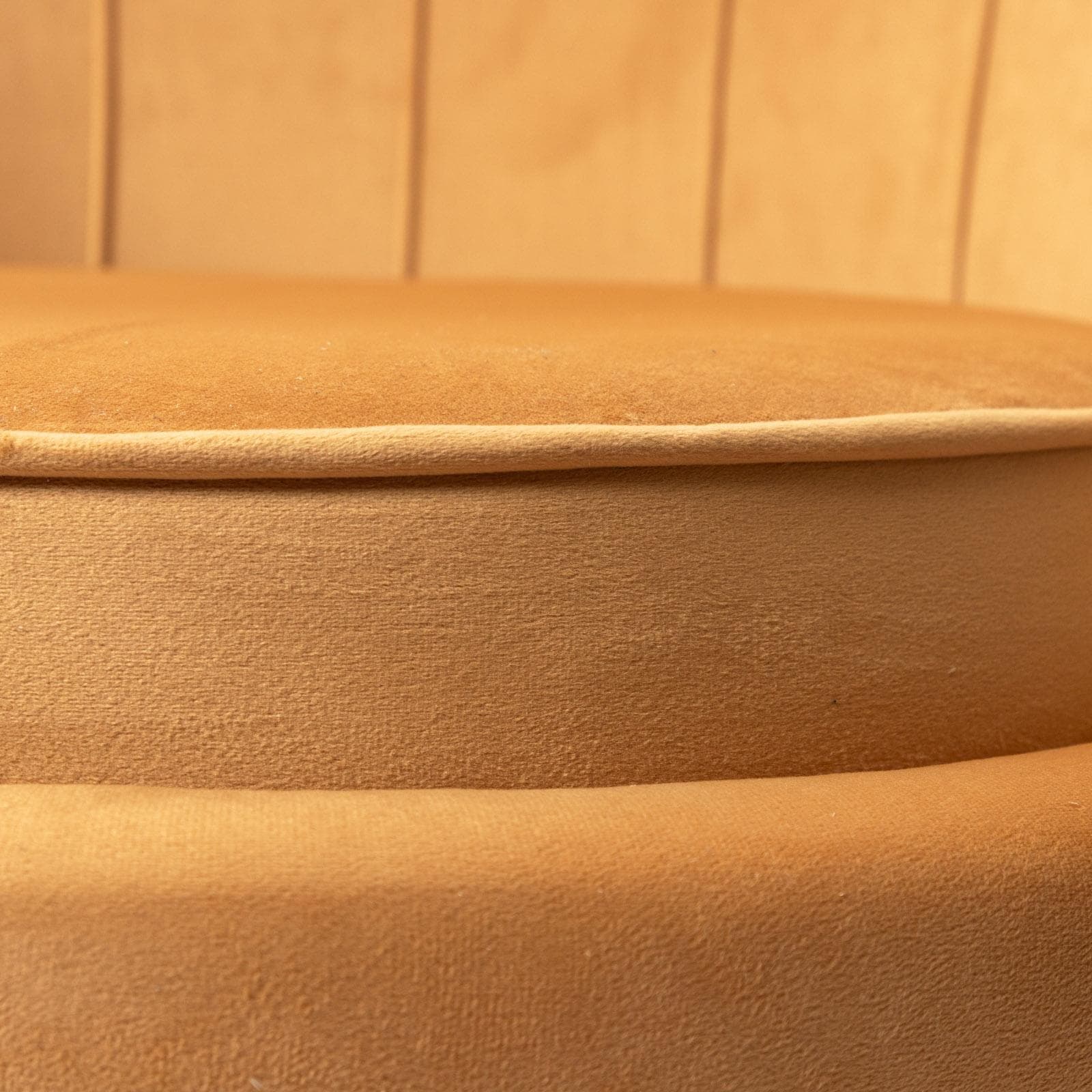 Poltrona conchiglia in velluto senape con seduta imbottita e gambe cromo - Snob