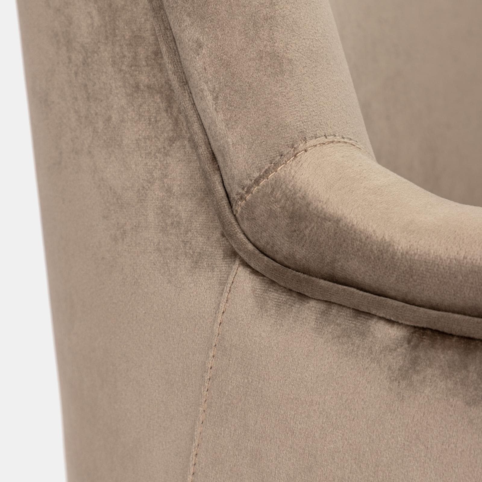 Poltrona in velluto cioccolato con gambe in legno - Elenor