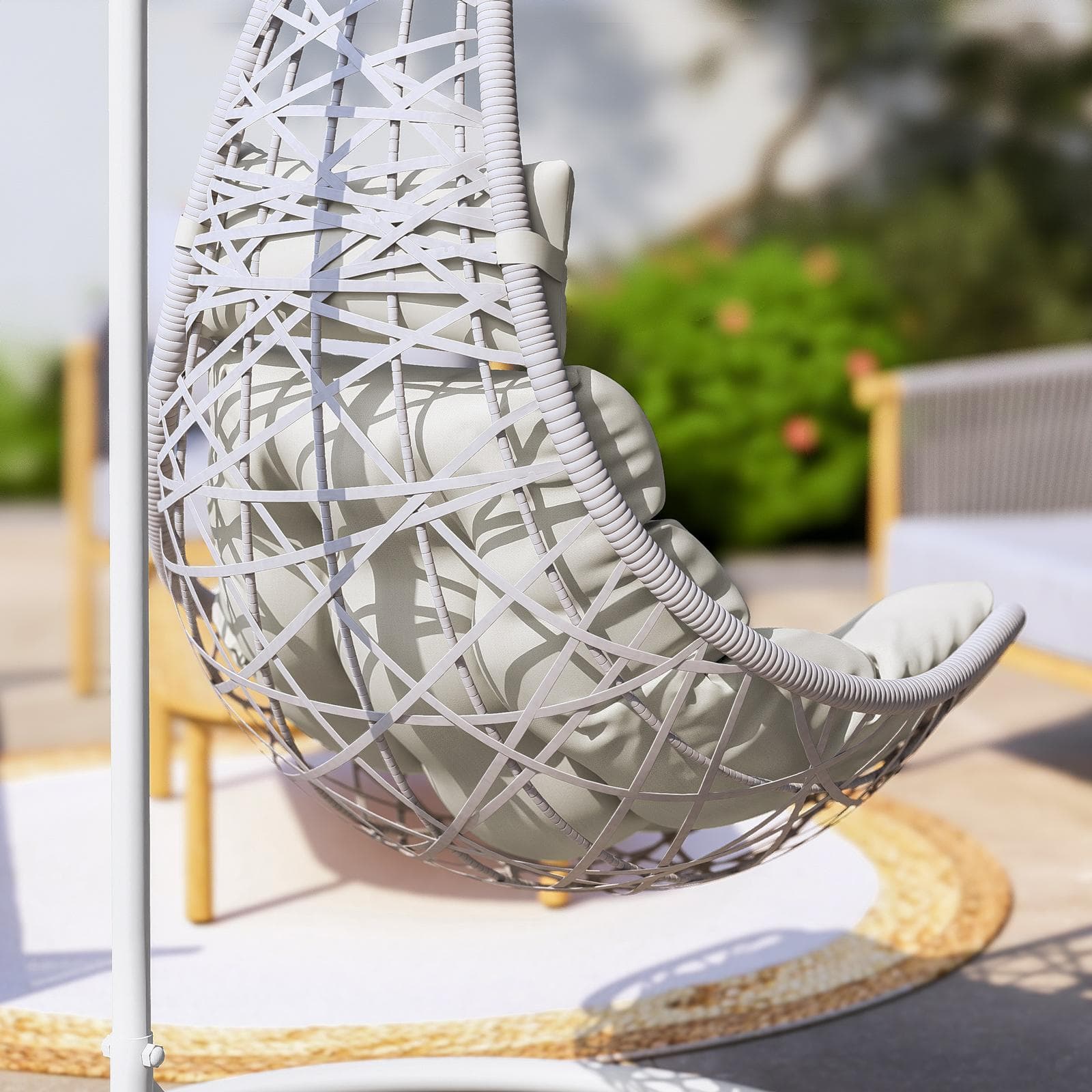 Poltrona sospesa in polyrattan bianco con cuscini panna - Duna
