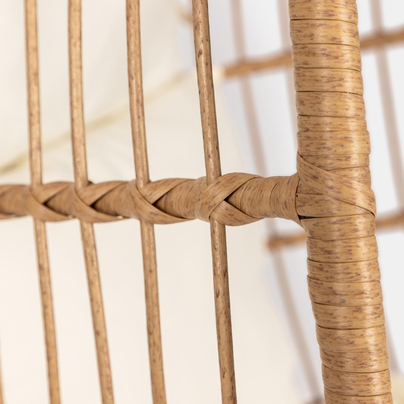 Poltrona sospesa in polyrattan naturale con cuscino e supporto - Tristan