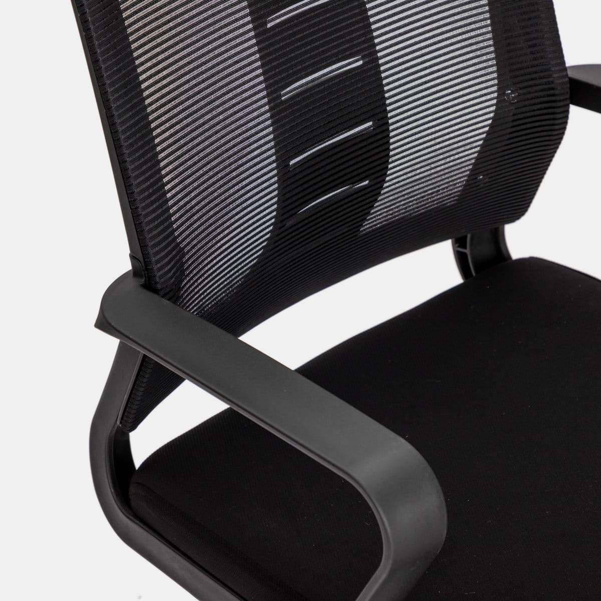 Poltrona da ufficio girevole in tessuto nero con supporto ergonomico e base cromata - Australe