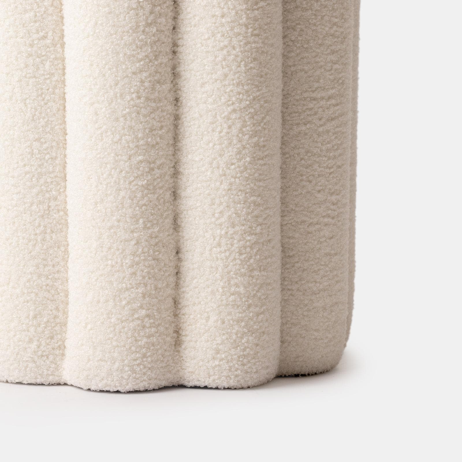 Pouf 35x40h cm in tessuto teddy bianco a forma di fiore - Taylen