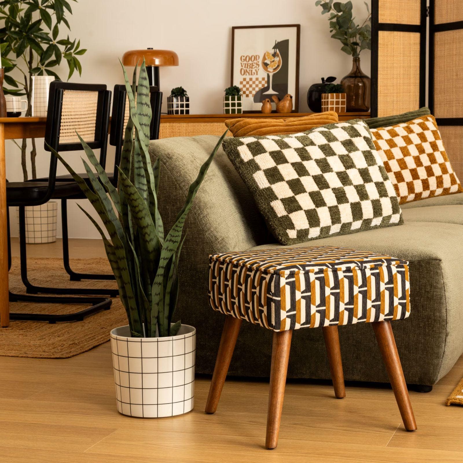 Pouf 38x38 cm in tessuto ciniglia multicolore con piedi in legno di pino - Flores