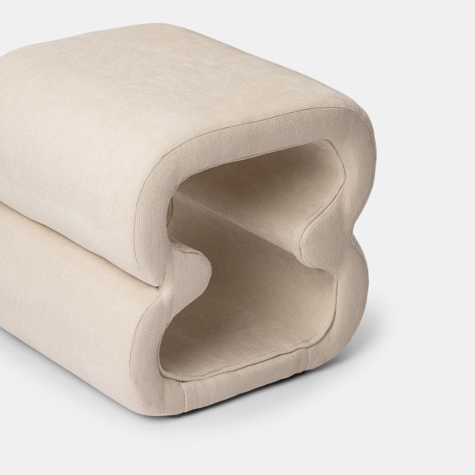 Pouf 45x42 cm in tessuto a trama sottile panna con design astratto - Everett
