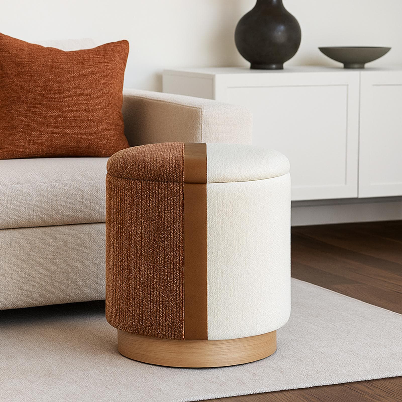 Pouf contenitore 38 cm in tessuto bouclé bianco e terracotta con dettaglio similpelle cognac - Stobbart