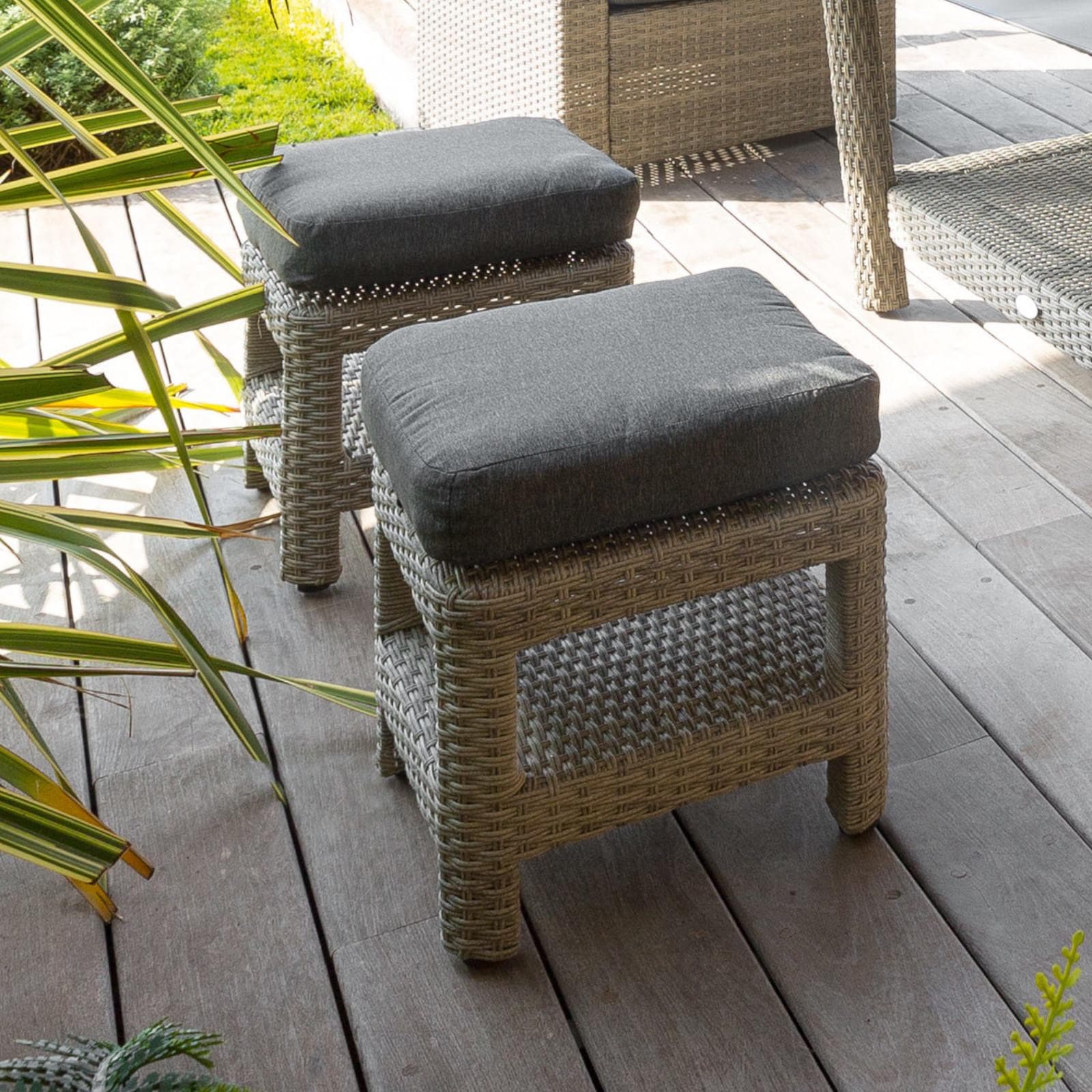 Pouf da giardino 40x40 cm in polyrattan naturale con cuscino - Zaltana