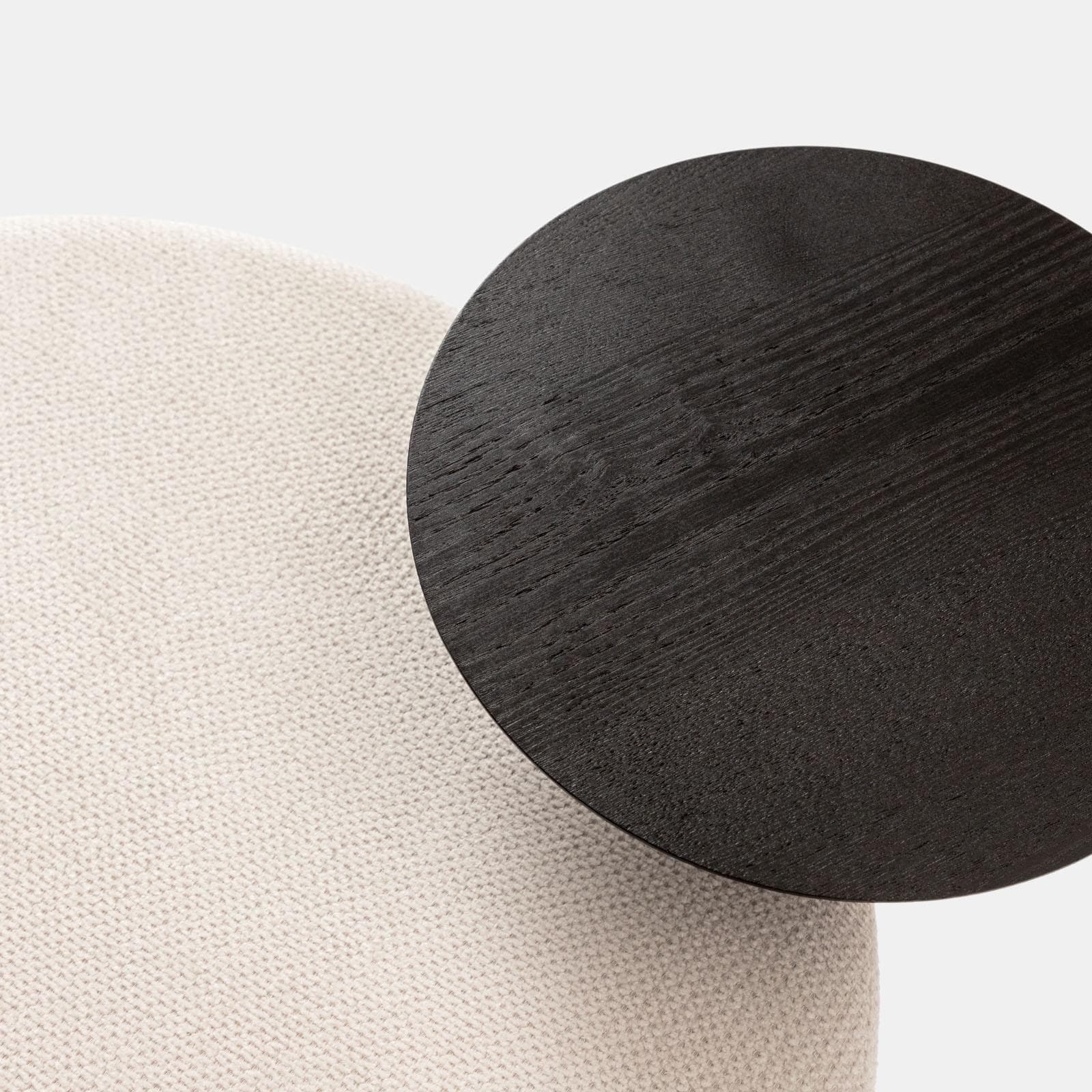 Pouf rotondo 64 cm in maglia bianco con tavolino effetto legno nero - Farel