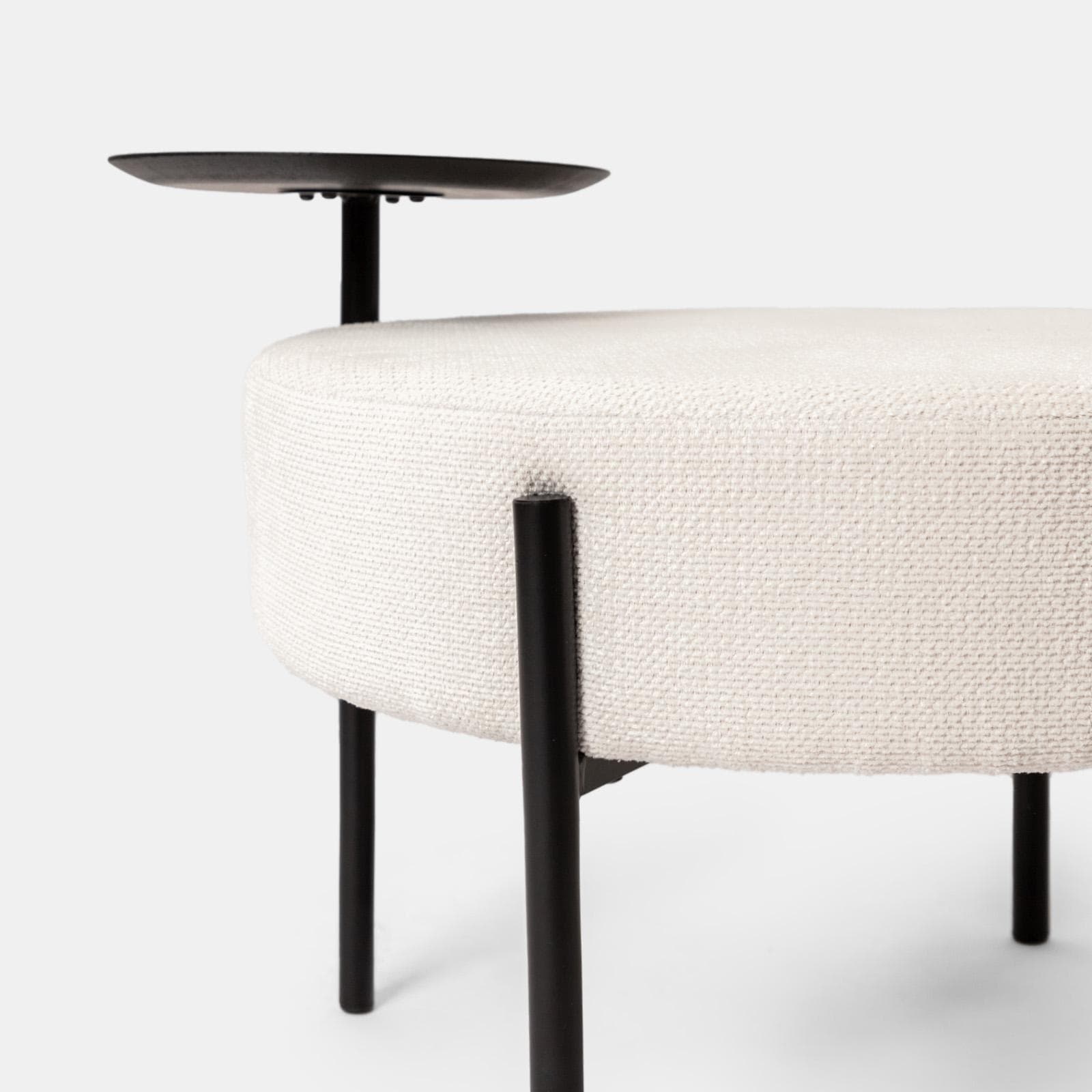 Pouf rotondo 64 cm in maglia bianco con tavolino effetto legno nero - Farel