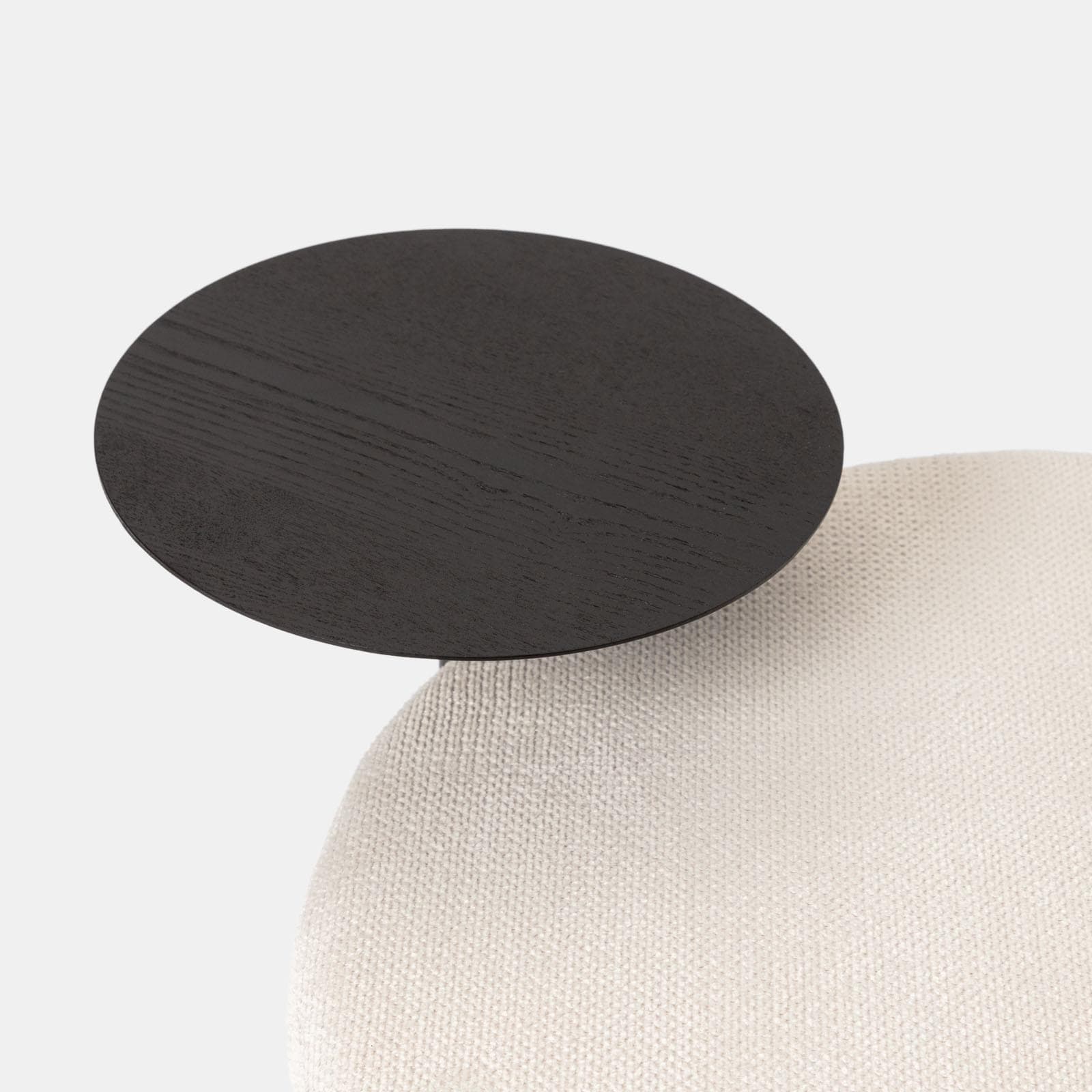 Pouf rotondo 64 cm in maglia bianco con tavolino effetto legno nero - Farel