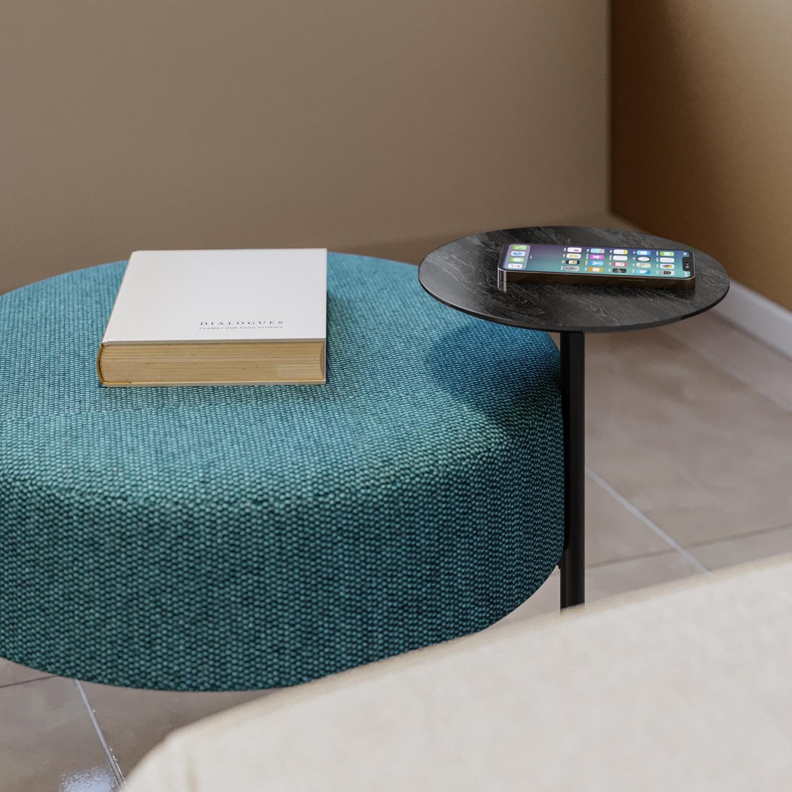 Pouf rotondo 64 cm in maglia petrolio con tavolino effetto legno nero - Farel