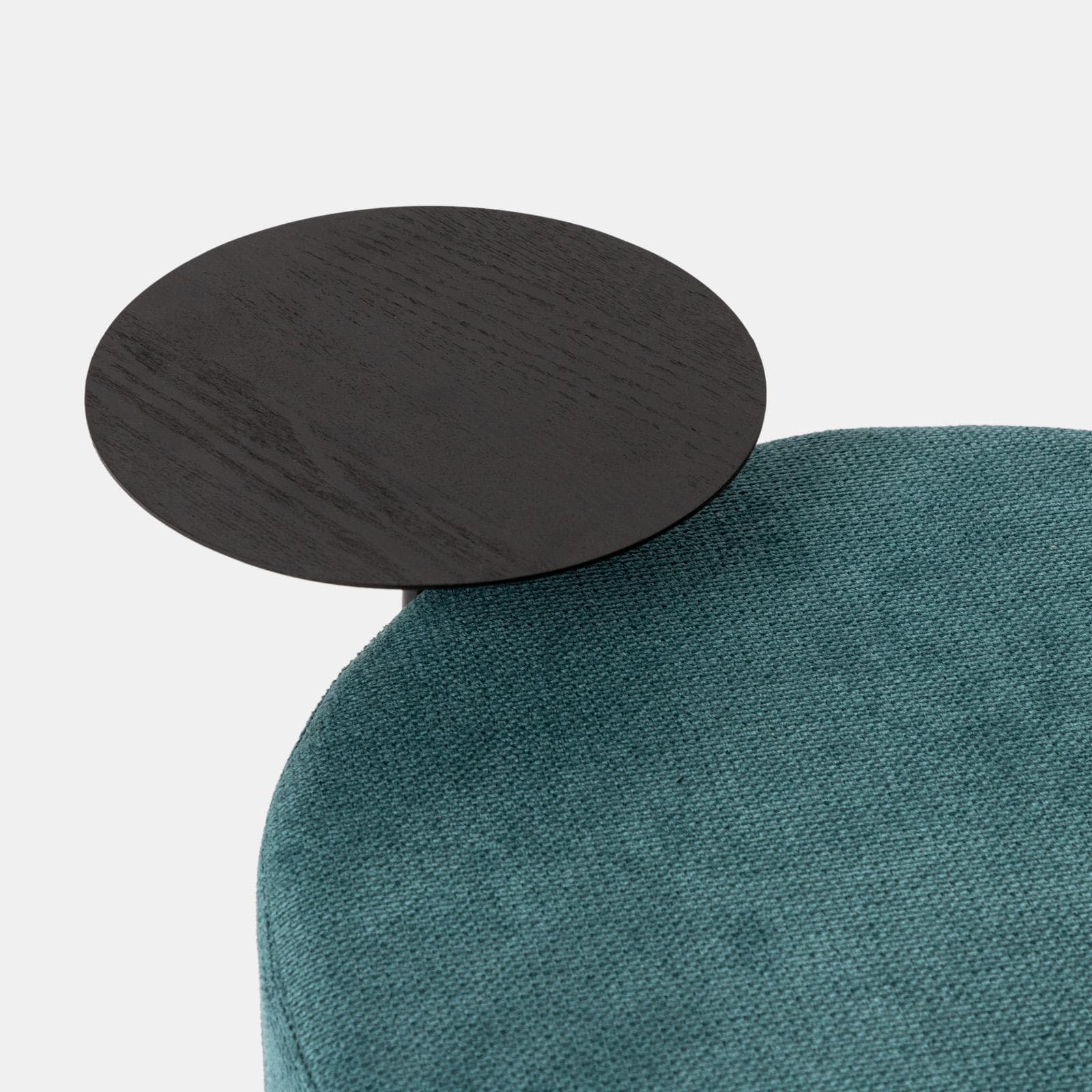 Pouf rotondo 64 cm in maglia petrolio con tavolino effetto legno nero - Farel