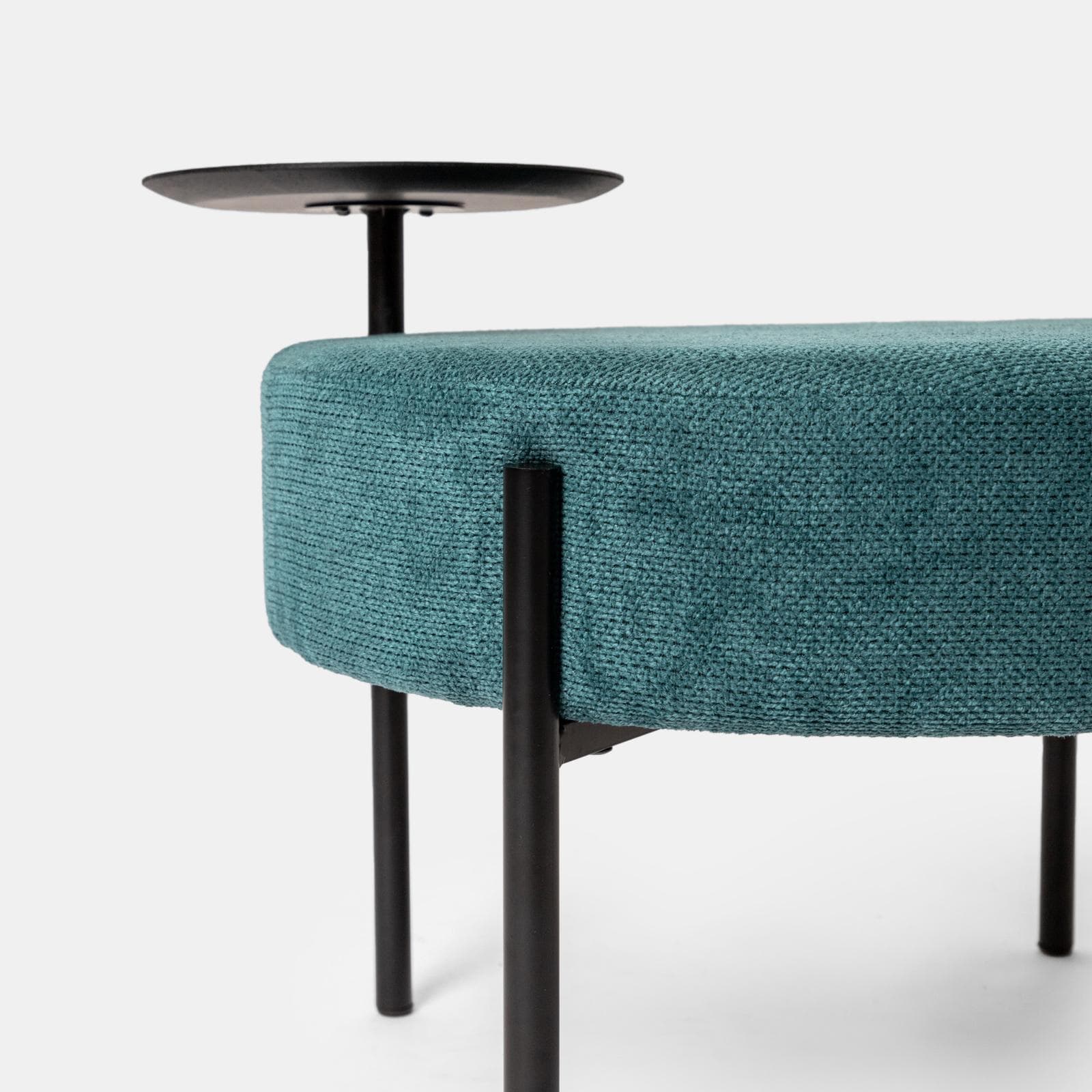 Pouf rotondo 64 cm in maglia petrolio con tavolino effetto legno nero - Farel