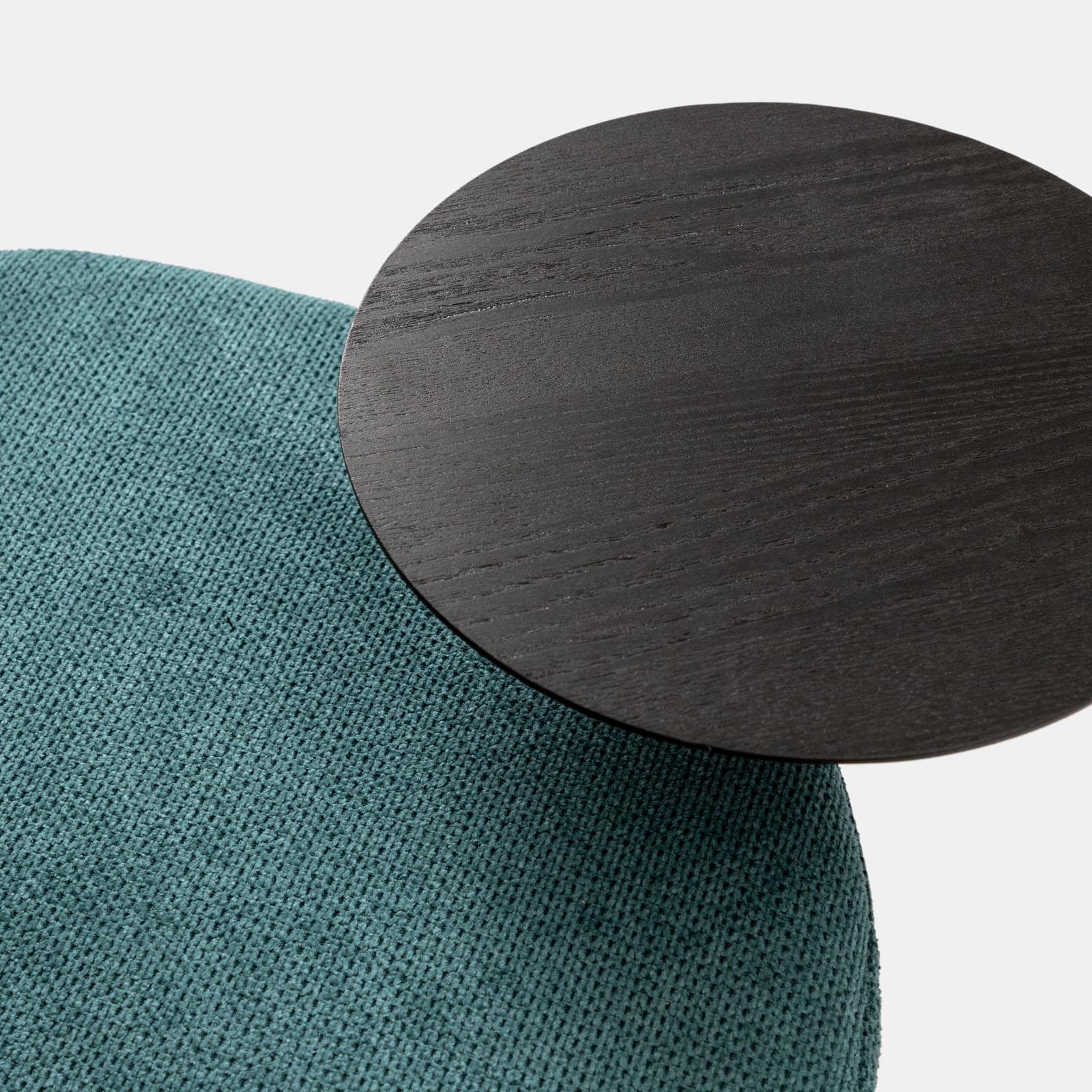Pouf rotondo 64 cm in maglia petrolio con tavolino effetto legno nero - Farel