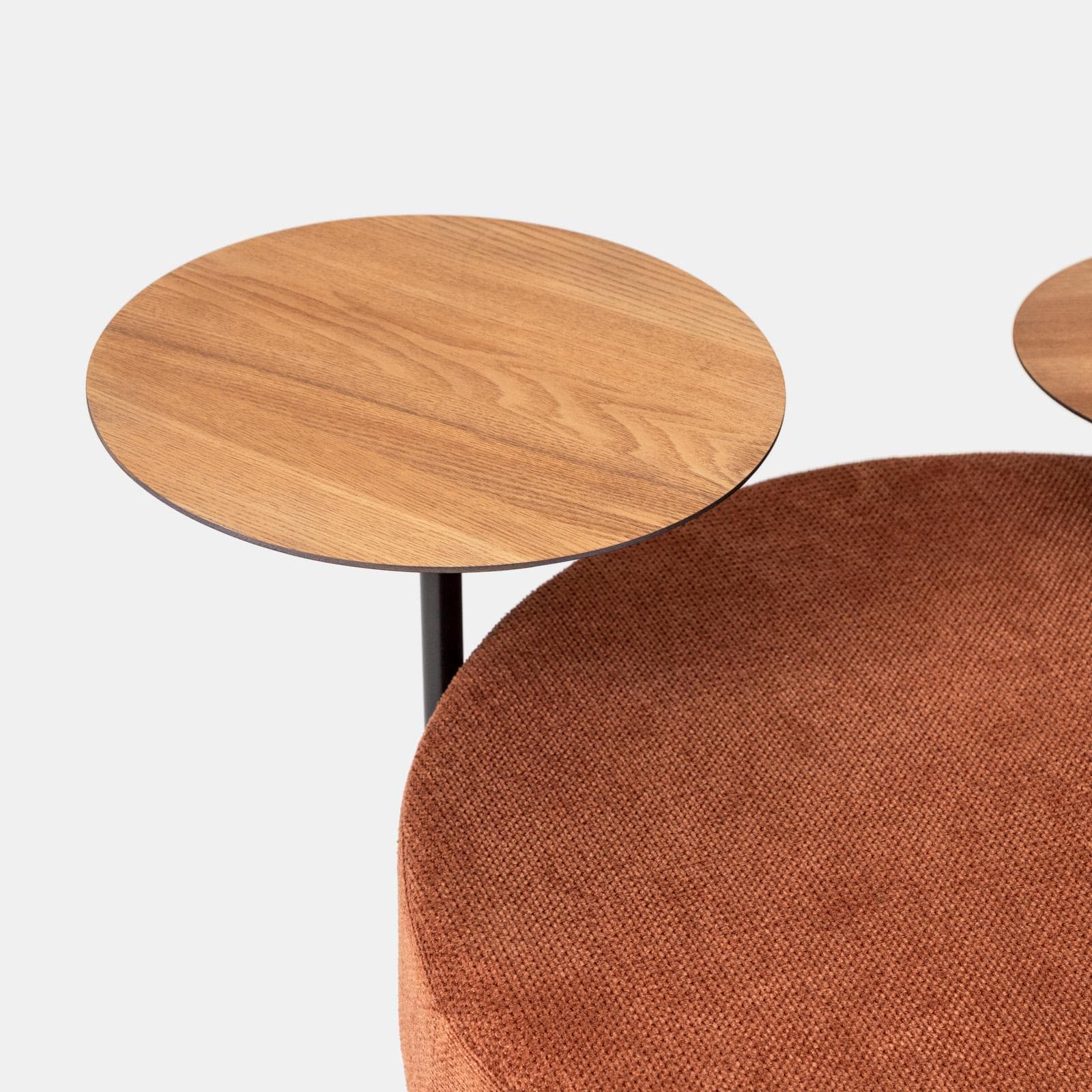 Pouf rotondo 78 cm in maglia terracotta con due tavolini effetto legno - Farel